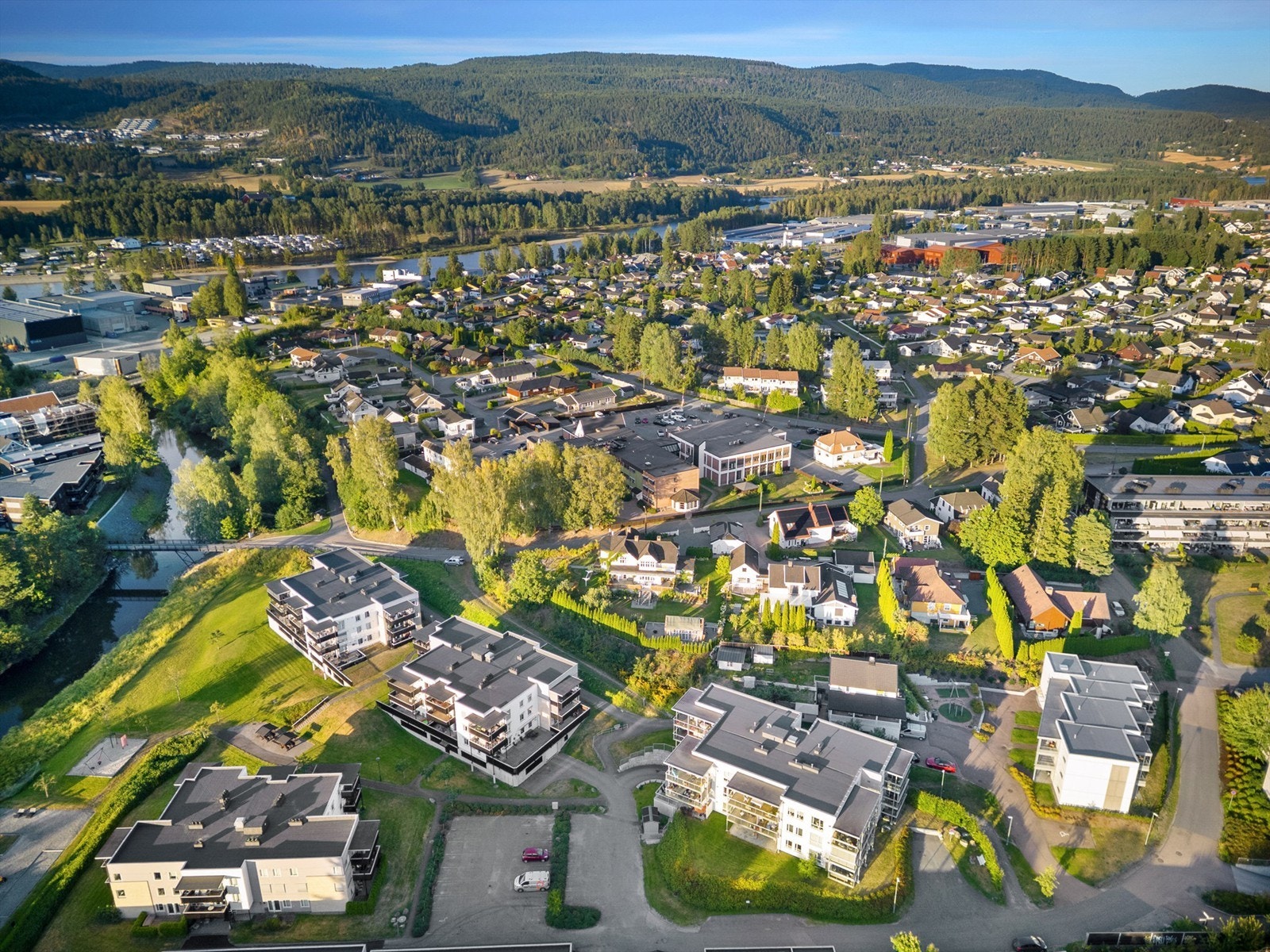 Kort gangavstand til ny barneskole, flott idrettsanlegg og flotte turmuligheter langs elvestien ved Drammenselva med flotte treningsapparater og sosiale sitteplasser Galleribilde