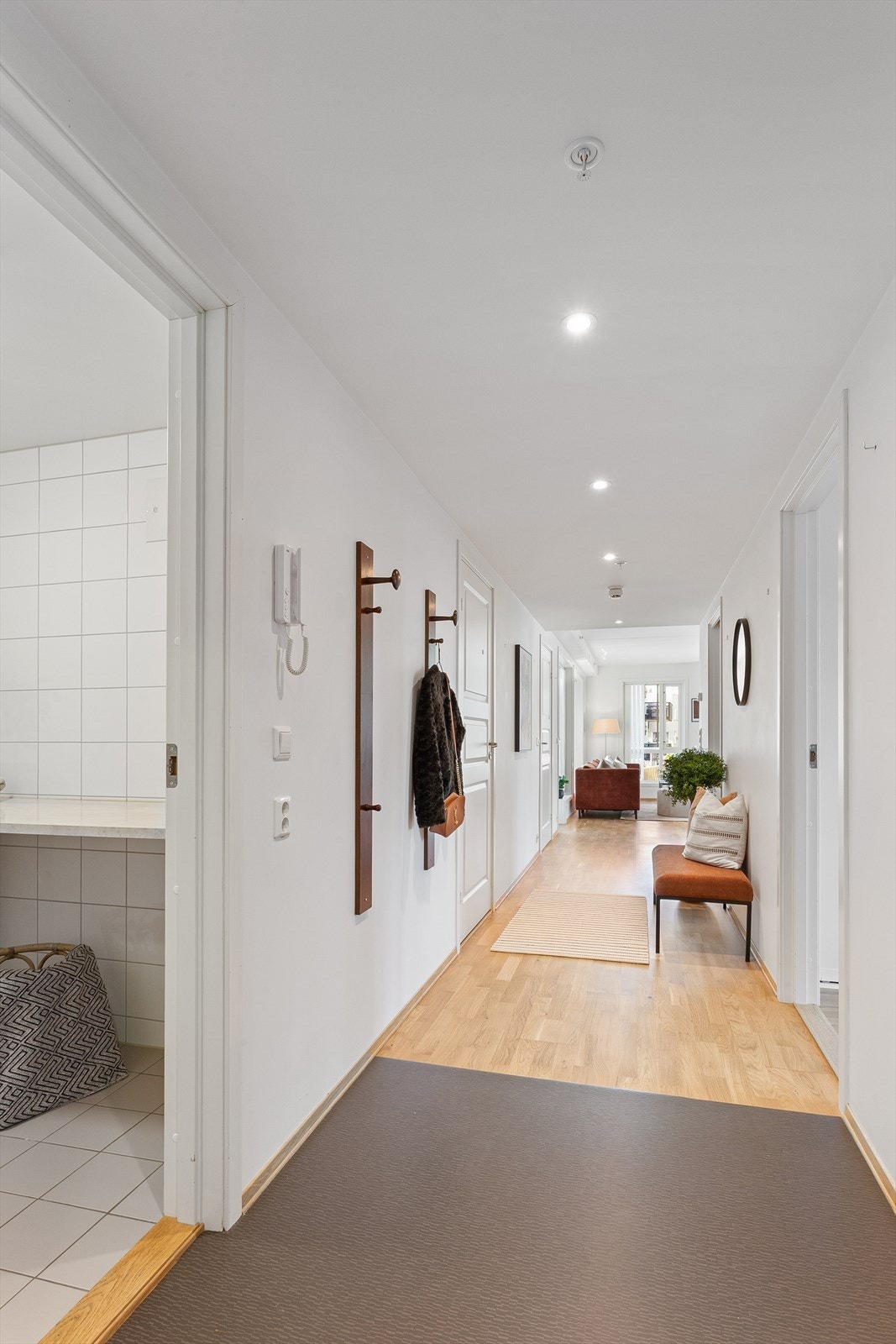 Gang med downlights i himlingen Galleribilde