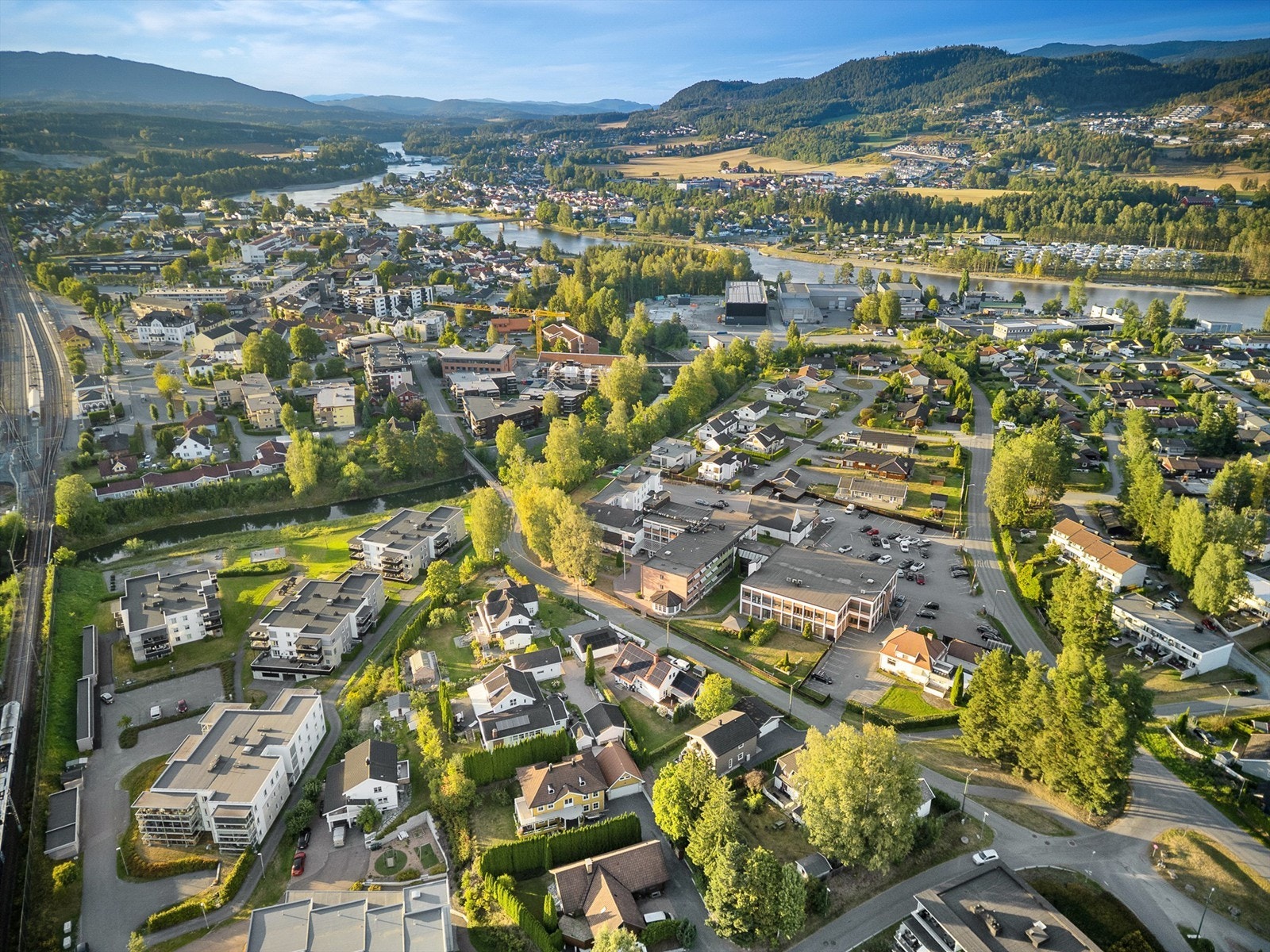 Meget kort gangavstand til sentrum med togstasjon og alle servicetilbud Galleribilde
