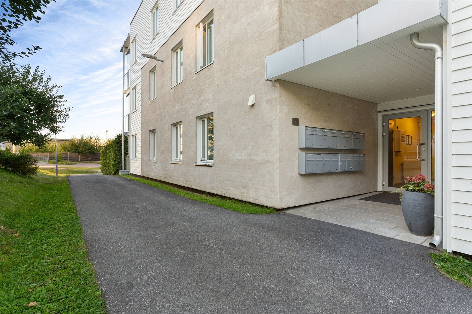 Pent opparbeidet uteareal og inngangsparti Galleribilde