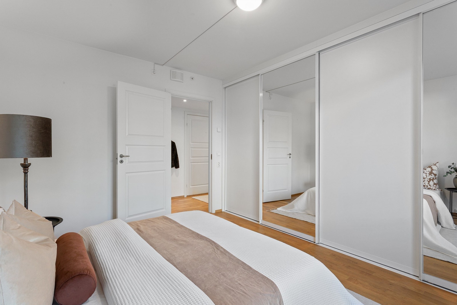 Soverom 1 med skyvedørsgarderobe Galleribilde