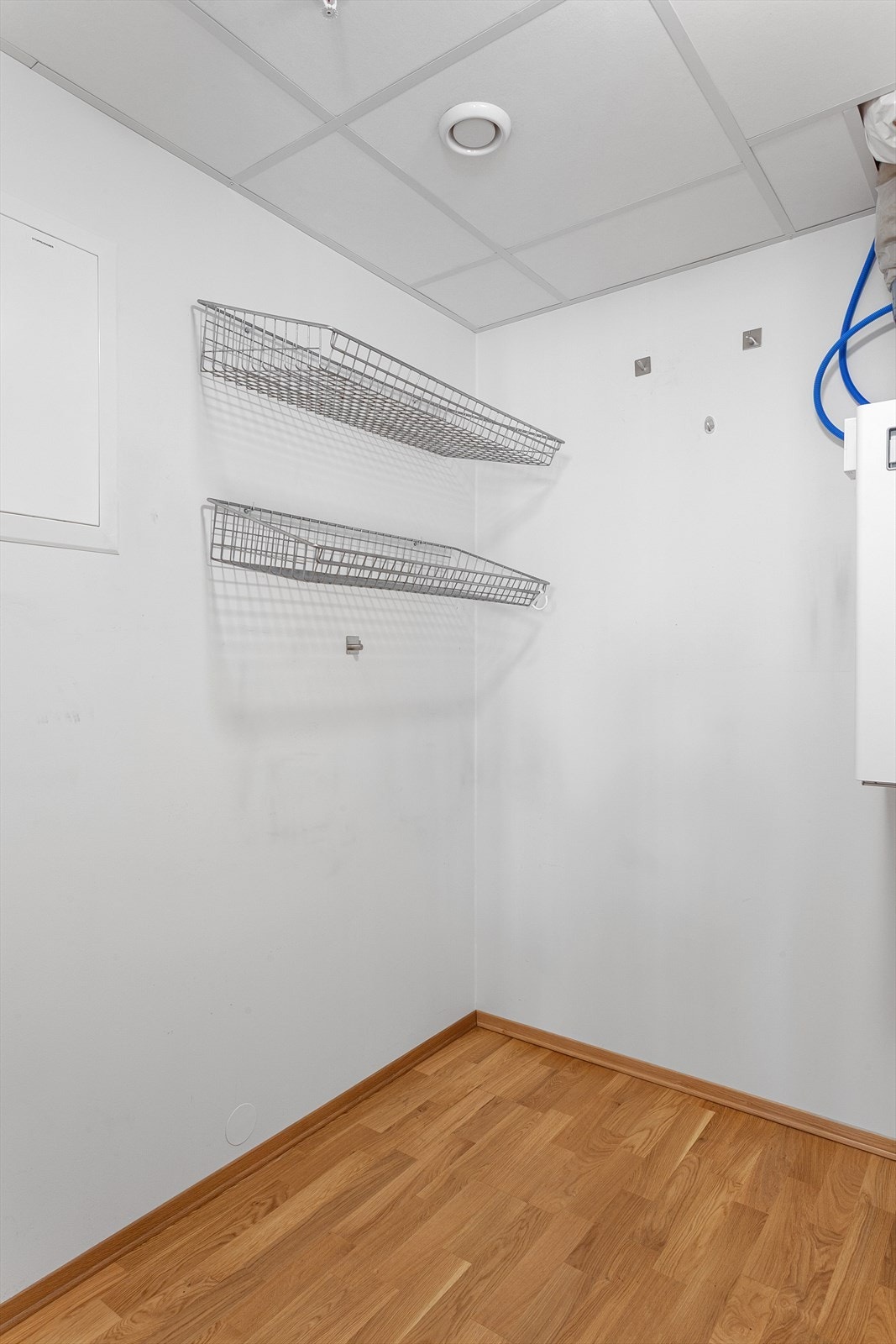 Teknisk rom/bod med plass til oppbevaring Galleribilde