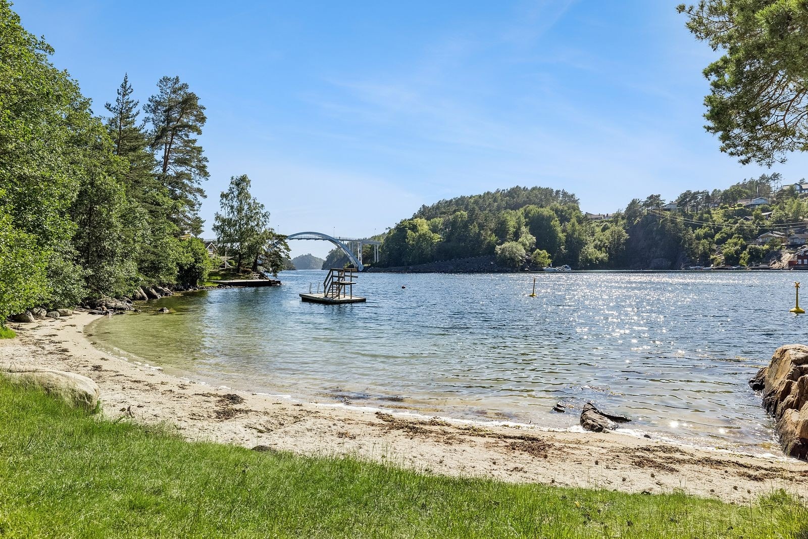 Badeplassen ligger 12 minutters gange fra tomten Galleribilde