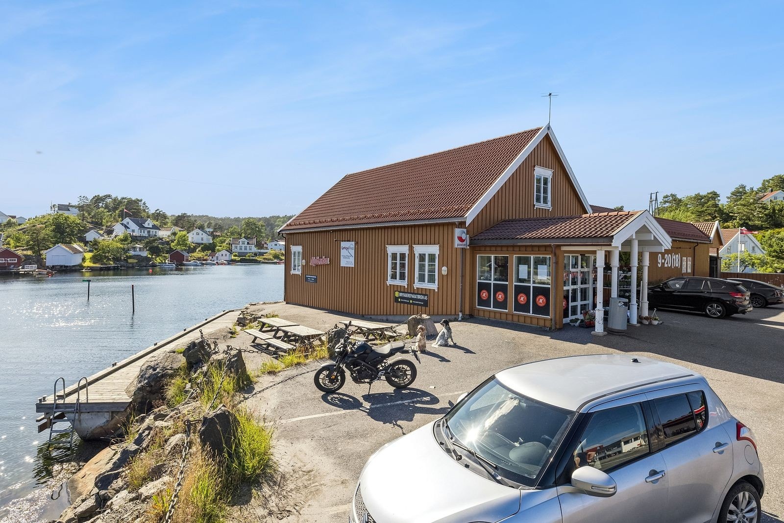 Nærbutikk med langåpent om sommeren Galleribilde