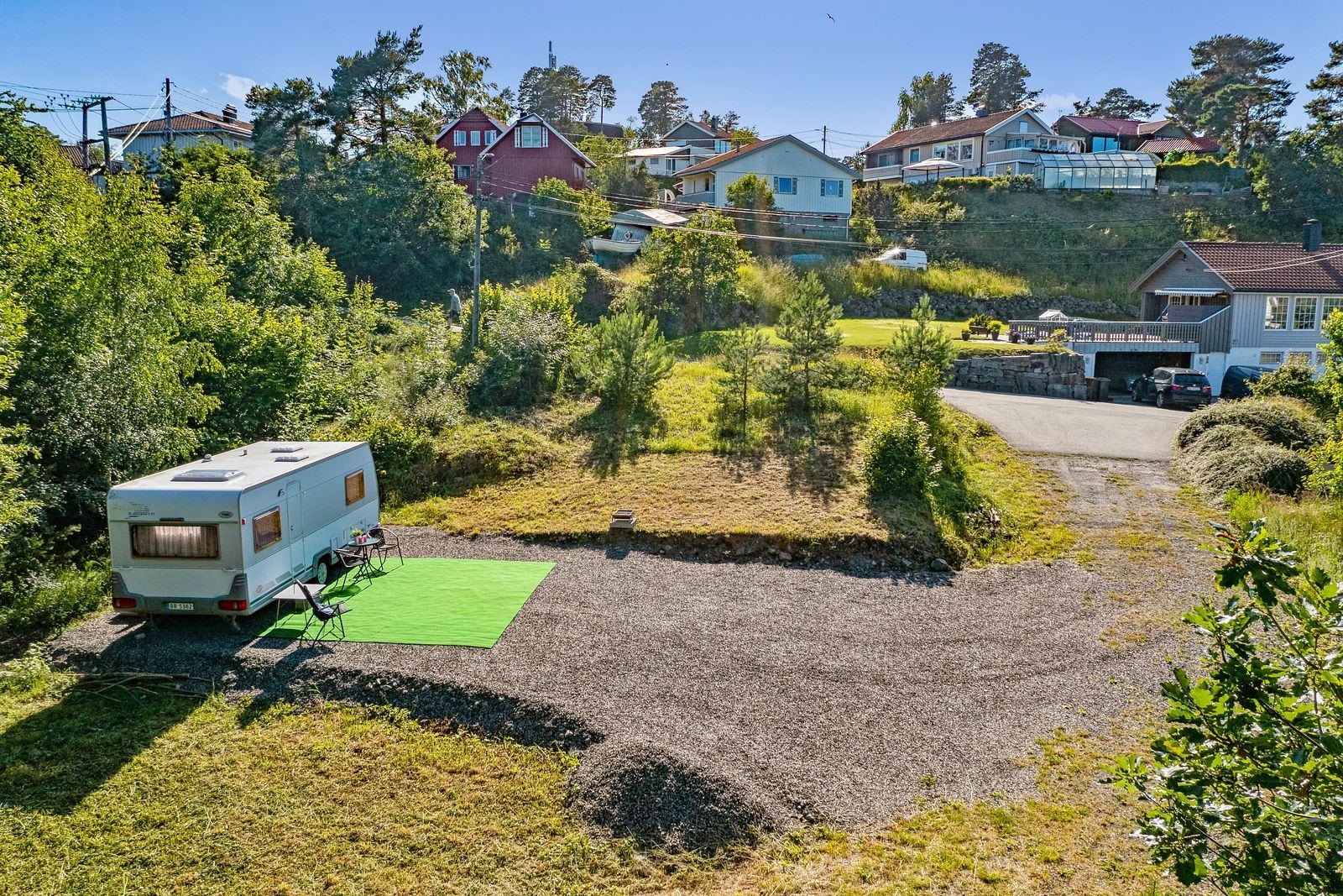 Tomta ligger i et rolig og lunt område. Noe opparbeidet på rett under 1 mål Galleribilde