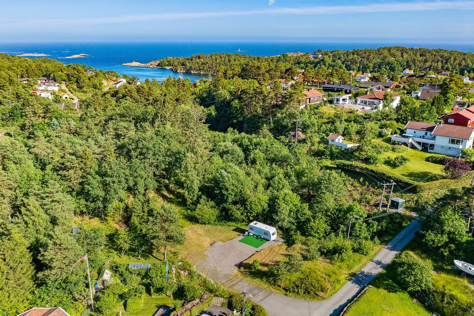 Tverrøya ligger ytterst ved Skagerak, med god broforbindelse i 2 retninger Galleribilde