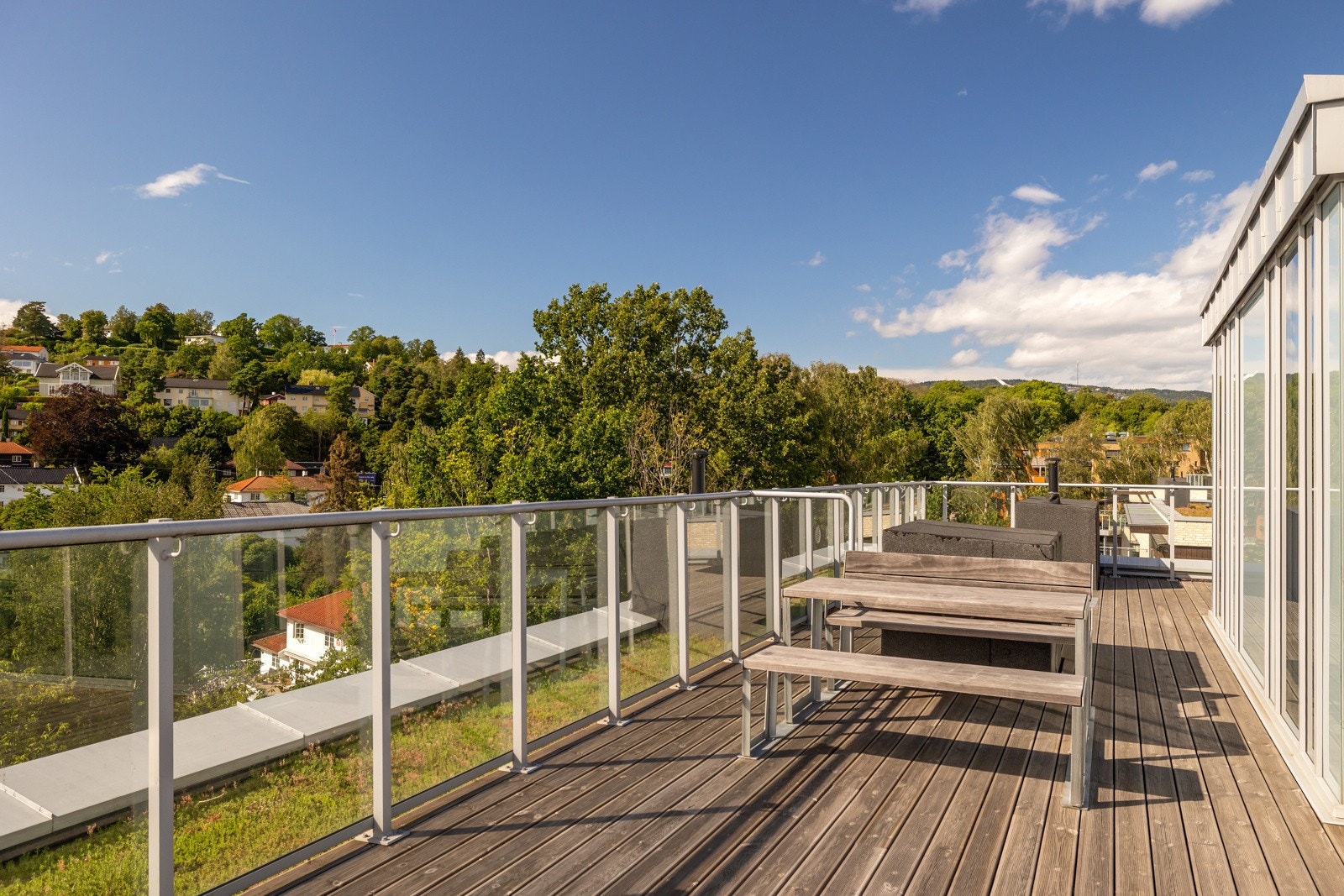 Sameiet tilbyr også en møblert, felles takterrasse med utsikt og sol fra morgen til kveld Galleribilde