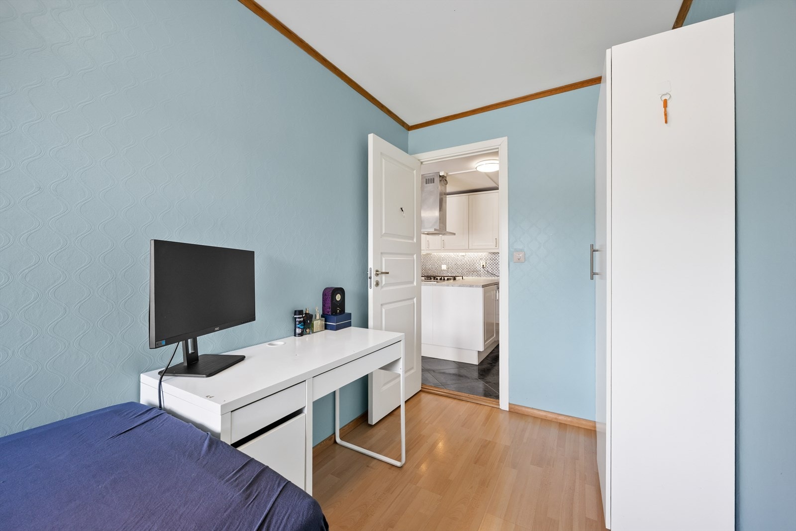 Fleksibelt rom med plass til både seng, skrivepult og garderobeløsning. Galleribilde