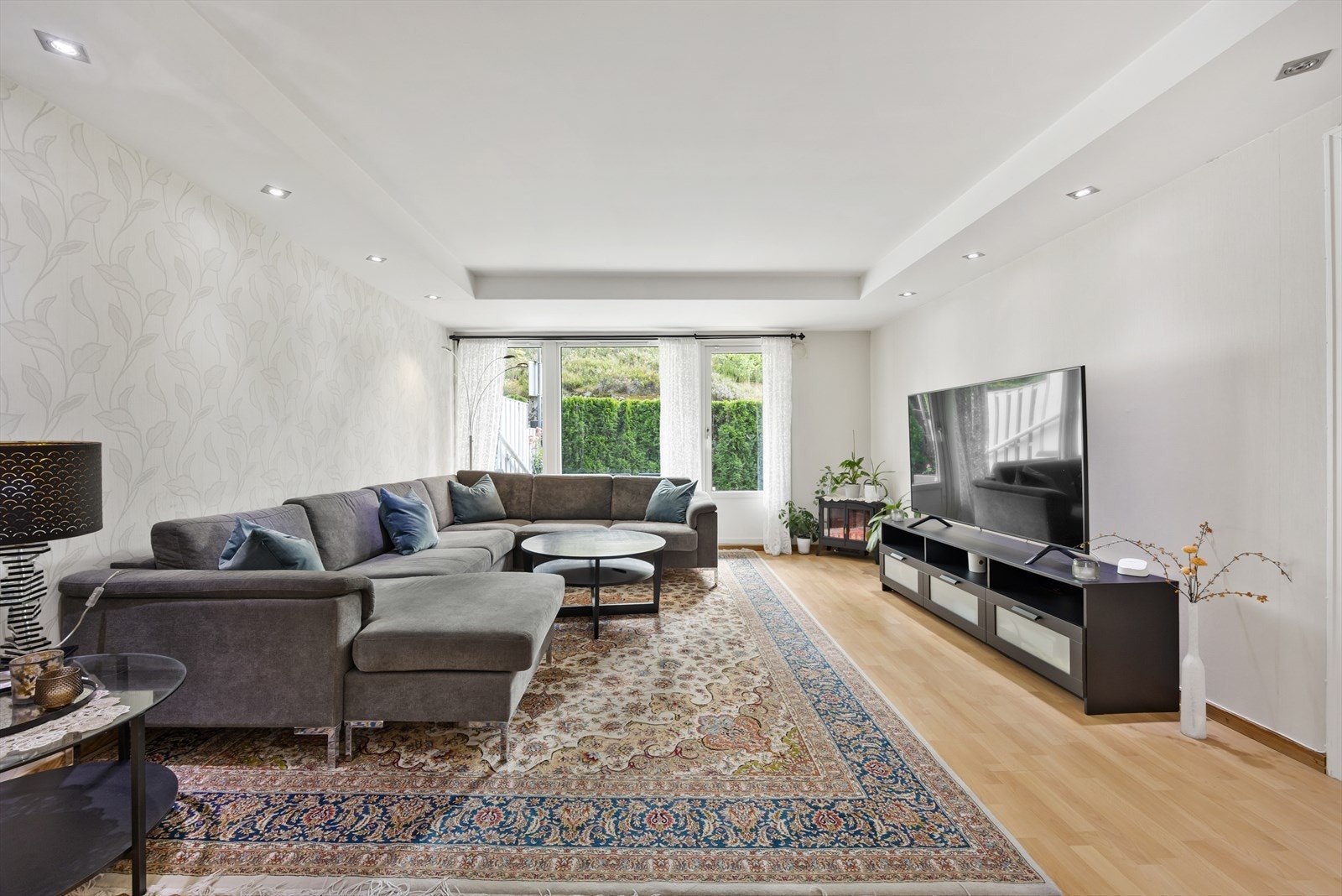 En sosial sone med god takhøyde på ca. 2,40 meter. Galleribilde