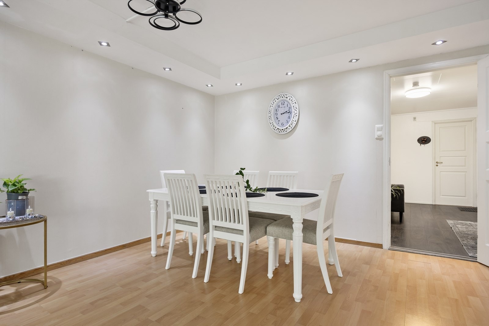 God plass til en stor spisegruppe for hyggelige sammenkomster. Galleribilde