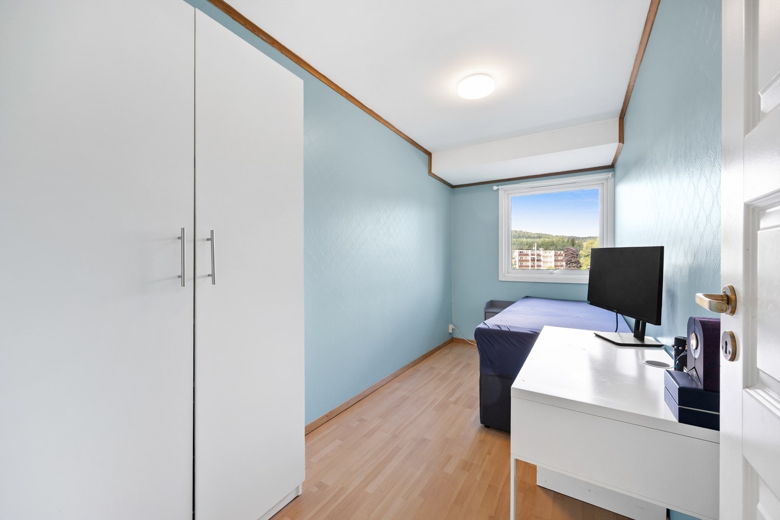 Lyst soverom som egner seg ypperlig som barnerom eller kontor. Galleribilde