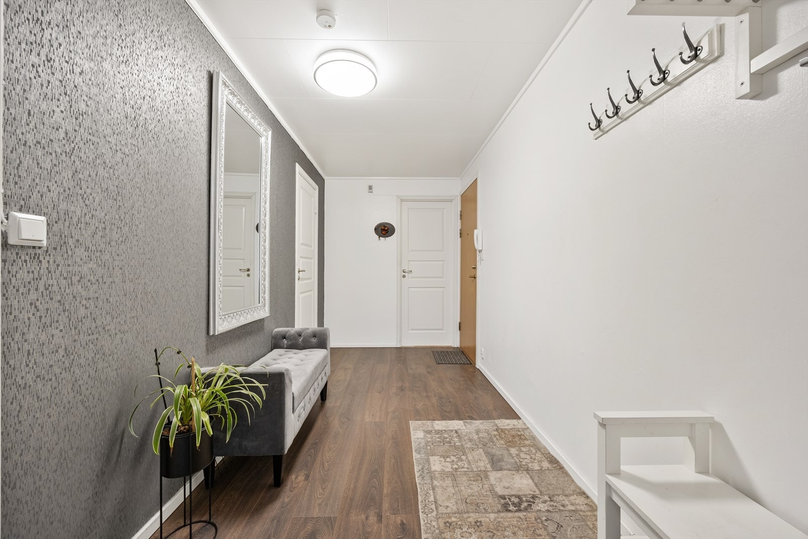 Innbydende entré som gir et flott førsteinntrykk av leiligheten. Galleribilde