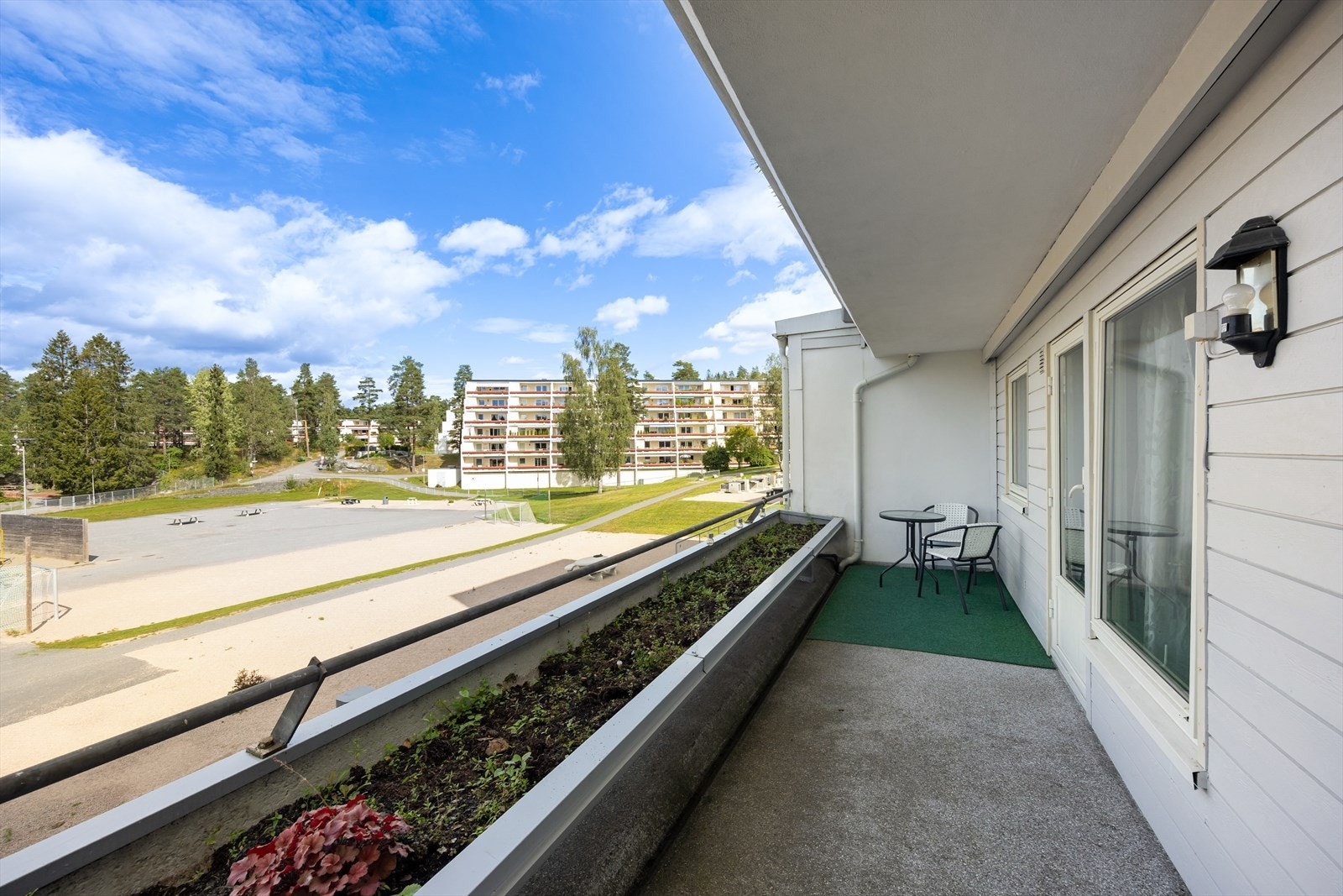 Nordvendt balkong på ca. 11m² med integrert blomsterkasse. Galleribilde