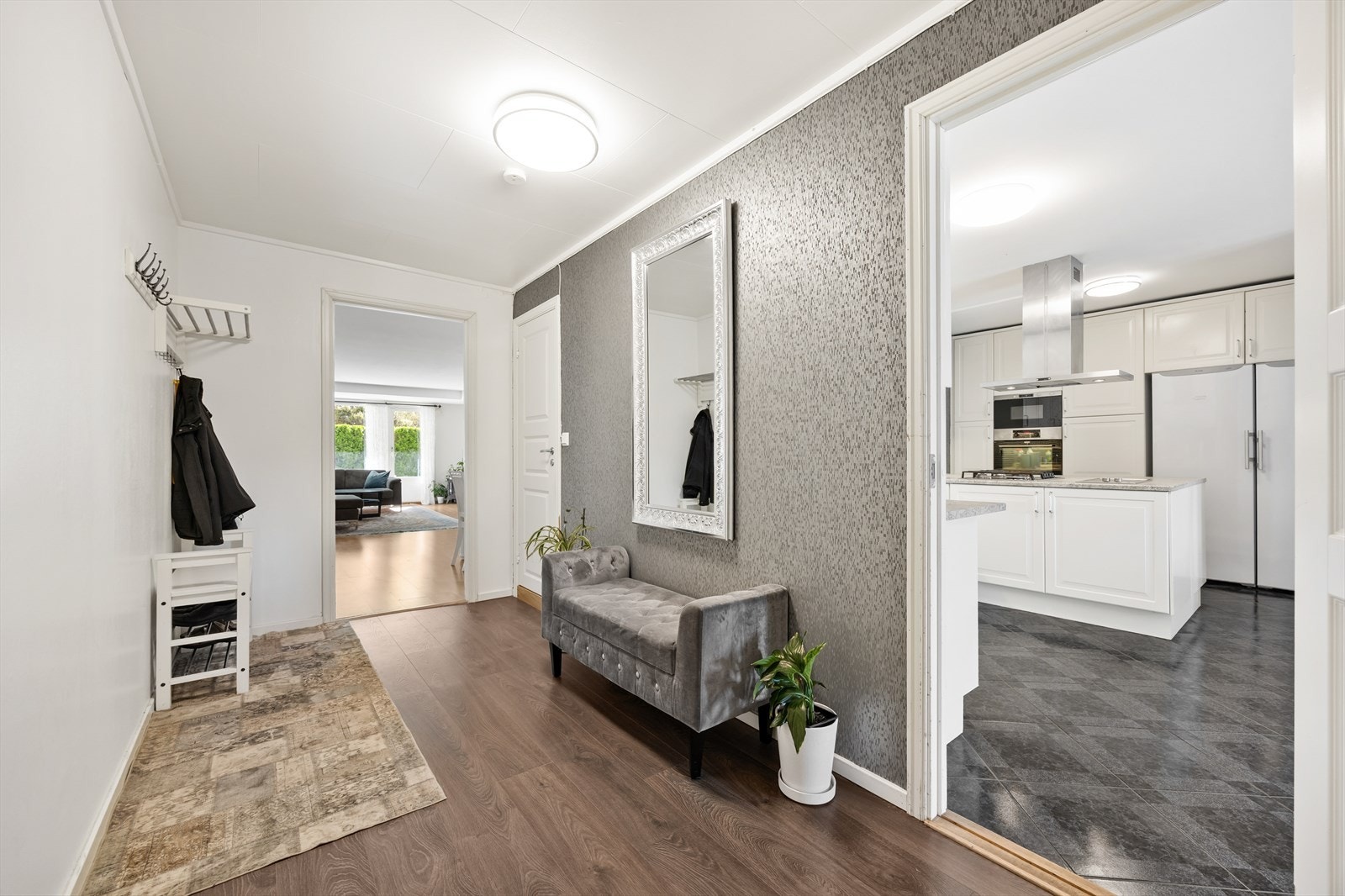 Fra entréen er det direkte tilgang til kjøkken, stue og ett av badene. Galleribilde