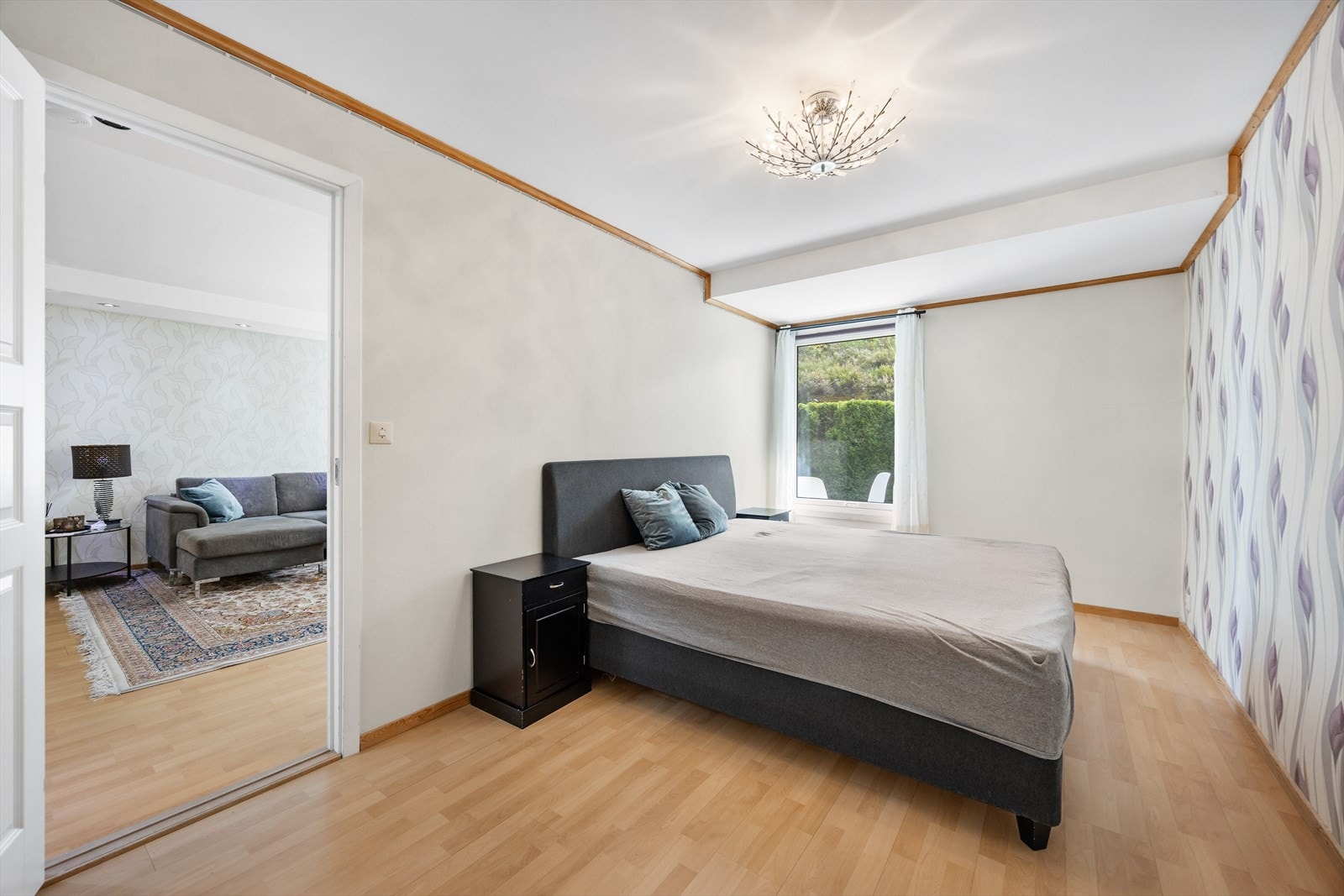 Hovedsoverom med god plass til dobbeltseng og tilhørende møblement. Galleribilde