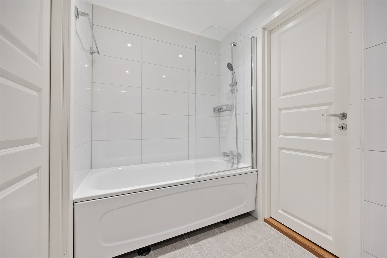 Badet er utstyrt med badekar med dusjmulighet for ekstra velvære. Galleribilde