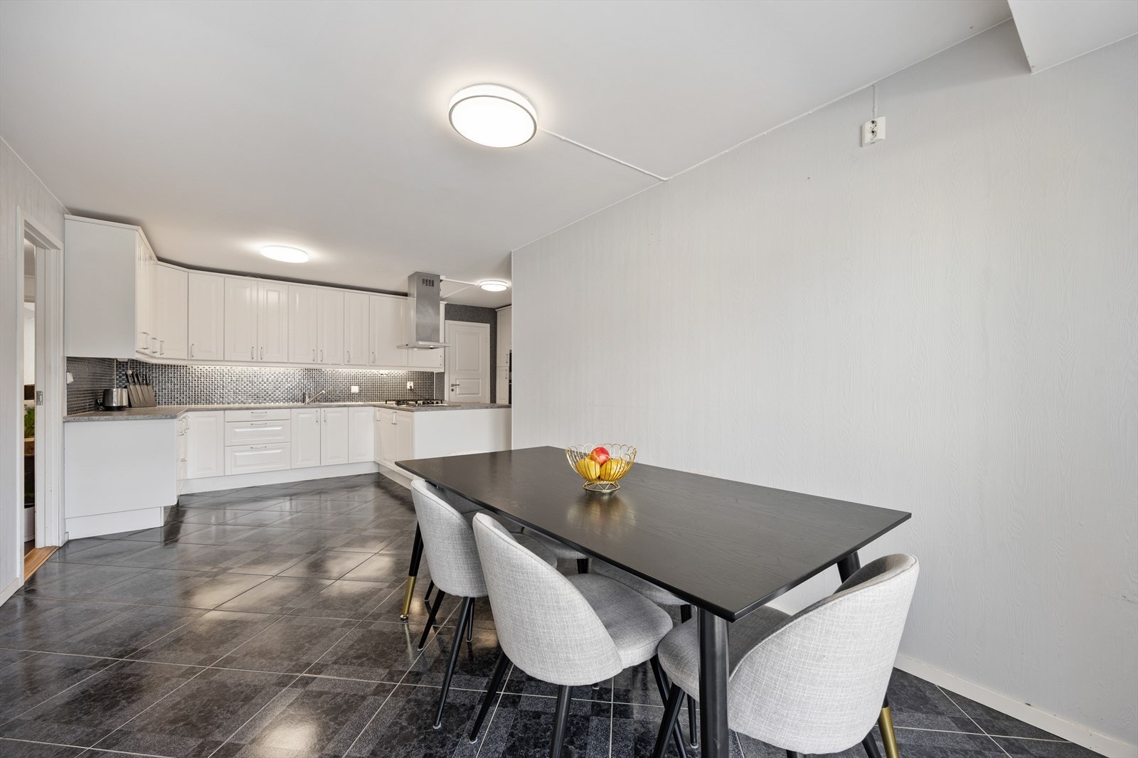 Kjøkkenet har god plass til en hyggelig spiseplass i hverdagen. Galleribilde