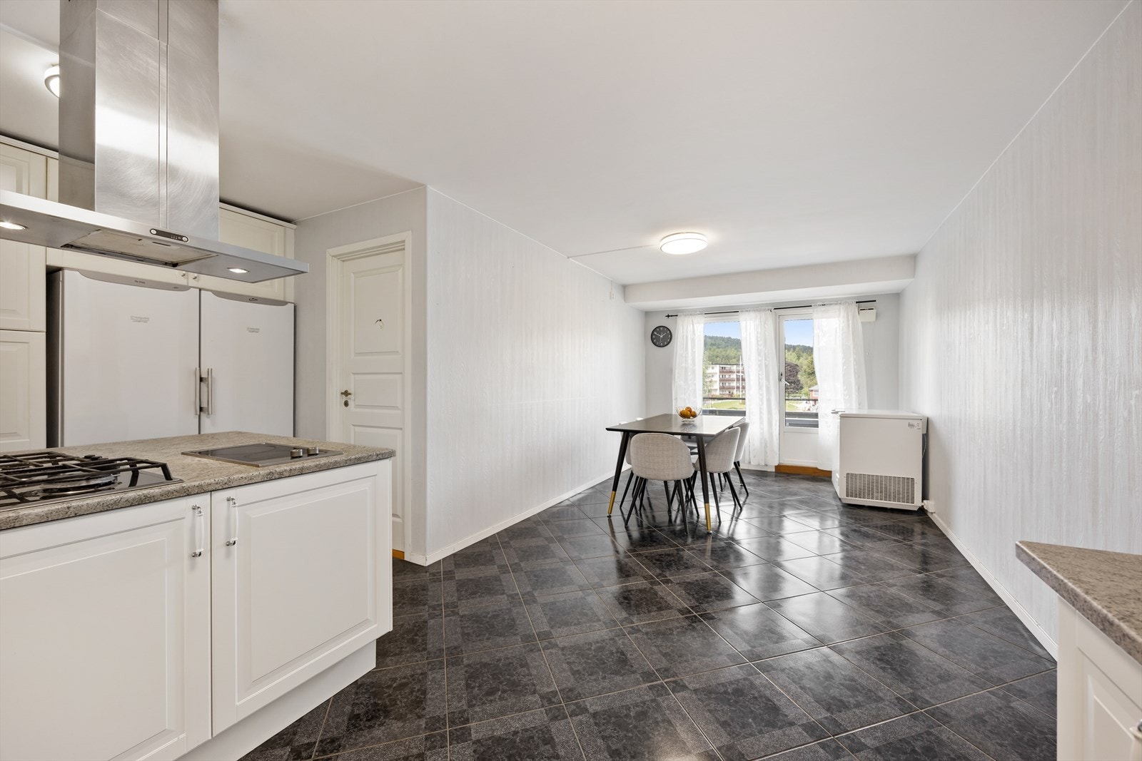 Fra kjøkkenet er det utgang til en hyggelig, nordvendt balkong. Galleribilde