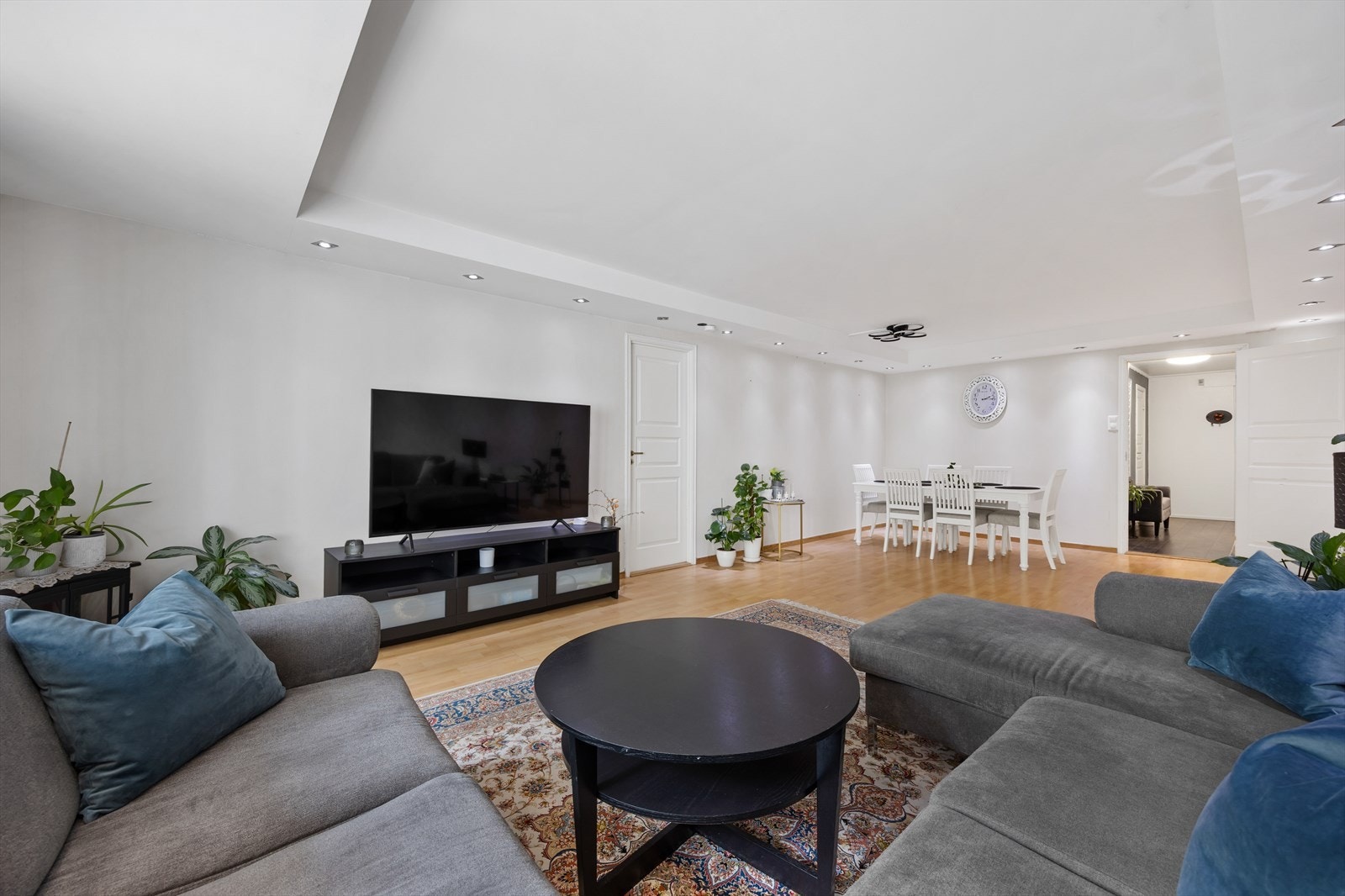 Store vindusflater slipper inn rikelig med naturlig lys. Galleribilde