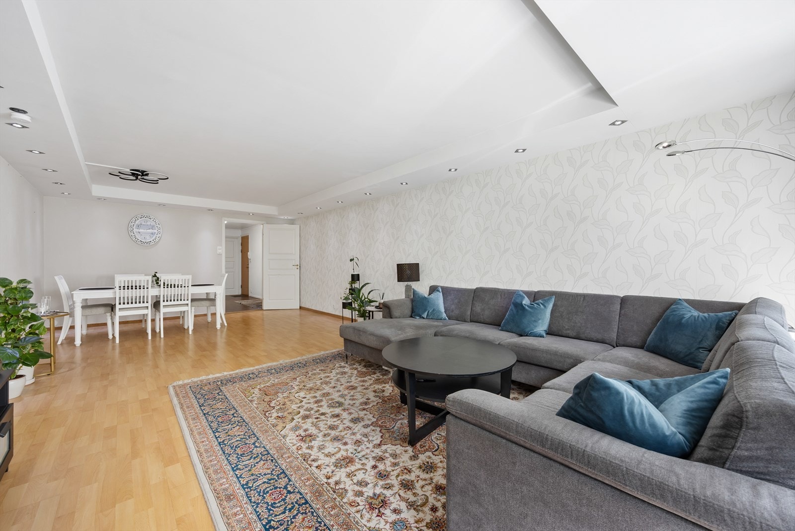 Stuen har en god planløsning med fleksible møbleringsmuligheter. Galleribilde