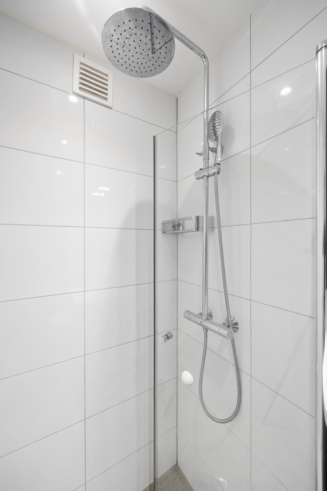 Badet har en romslig dusjnisje med moderne regnfallsdusj. Galleribilde