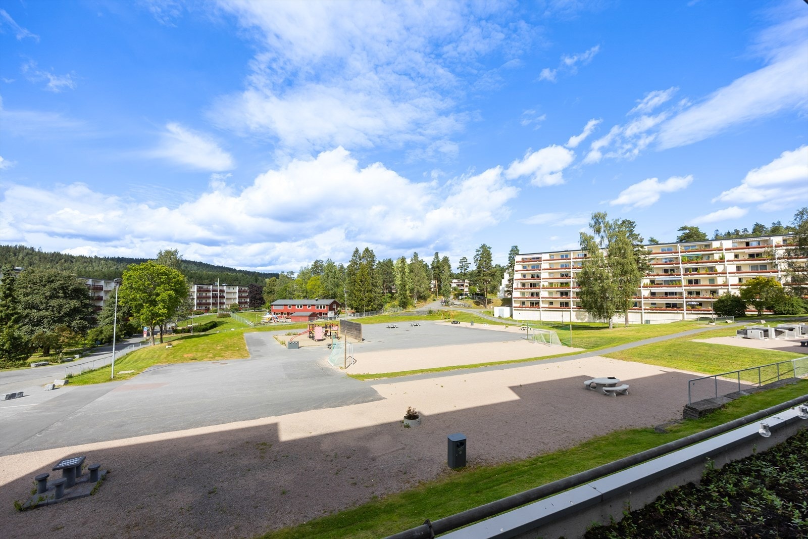 Nyt umiddelbar nærhet til flotte grøntområder og Vestliskogen ballplass, perfekt for lek og aktivitet for hele familien. Galleribilde