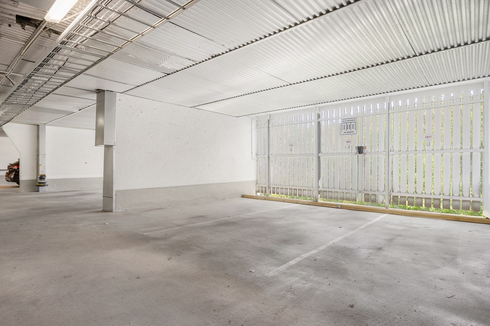 Fast garasjeplass med installert elbillader i felles anlegg. Galleribilde