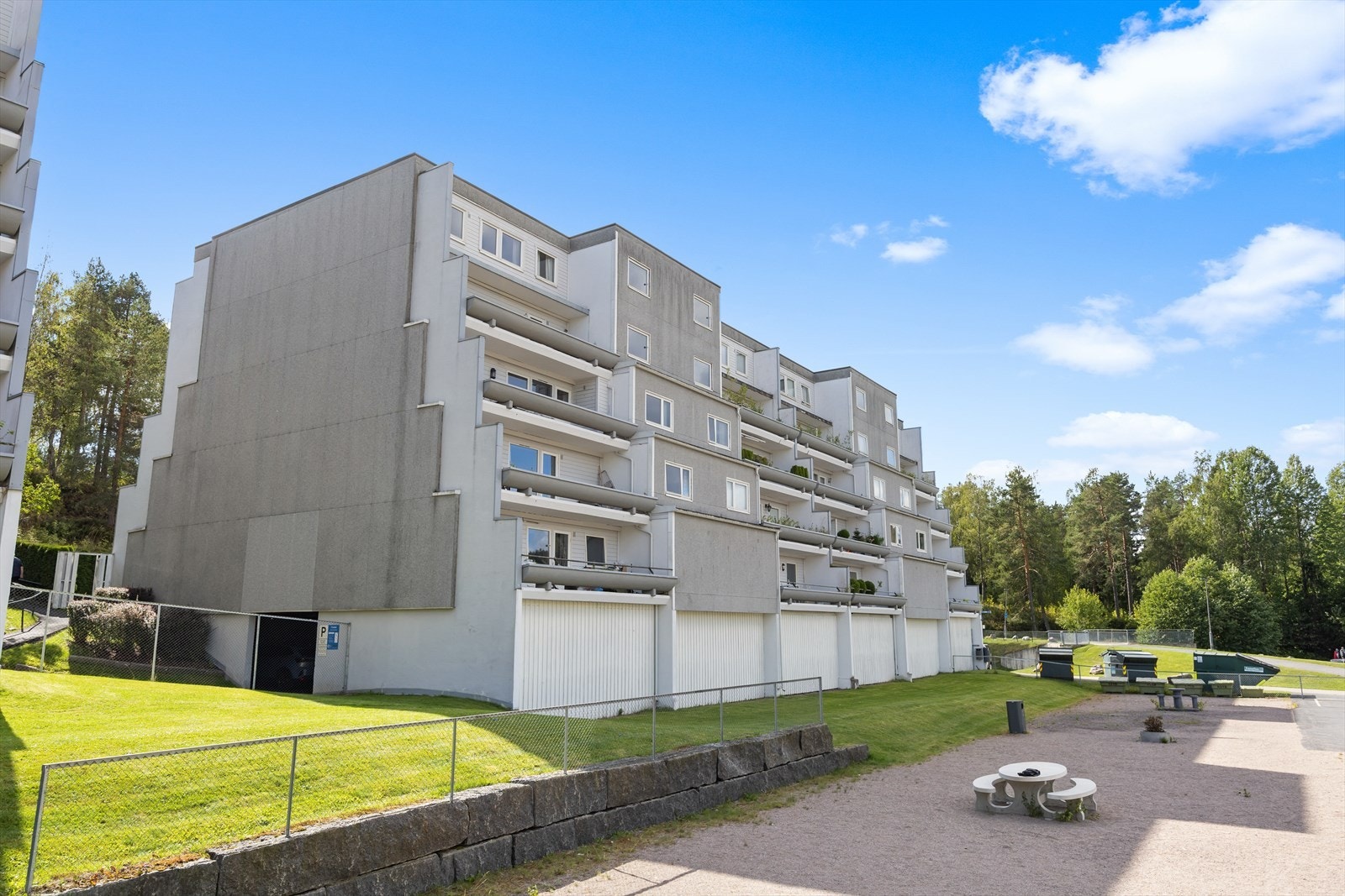 Bygget er oppført i betong og ligger i et attraktivt og veletablert boligområde. Galleribilde