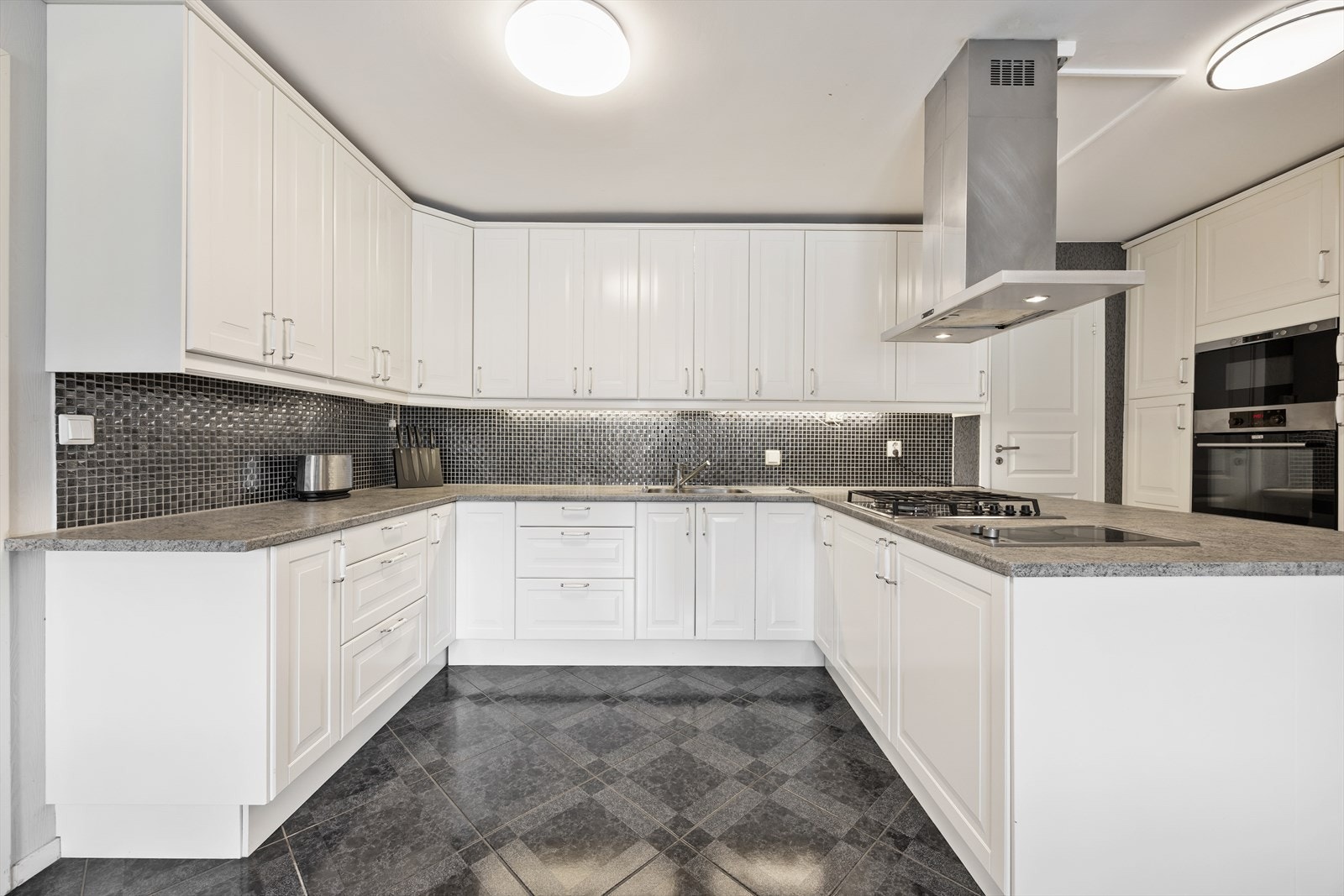 Kjøkkeninnredning med profilerte fronter, oppgradert i 2024. Galleribilde