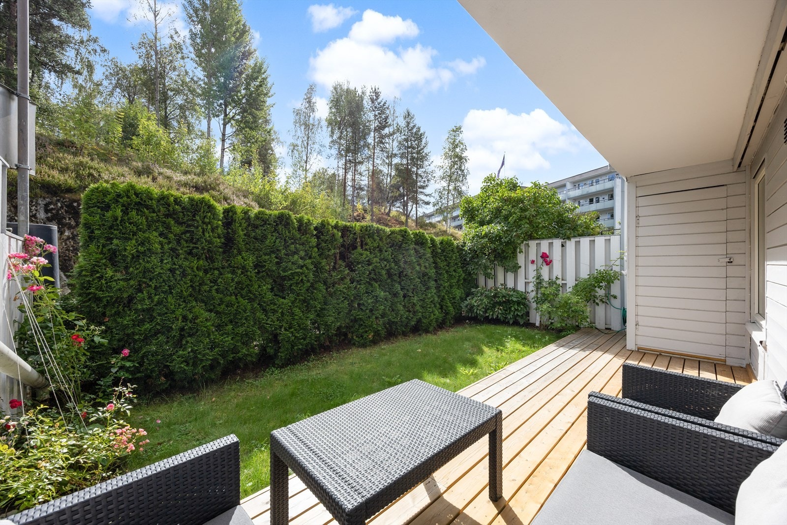 Terrassen har tredekke og er skjermet med hekk for en privat følelse. Galleribilde