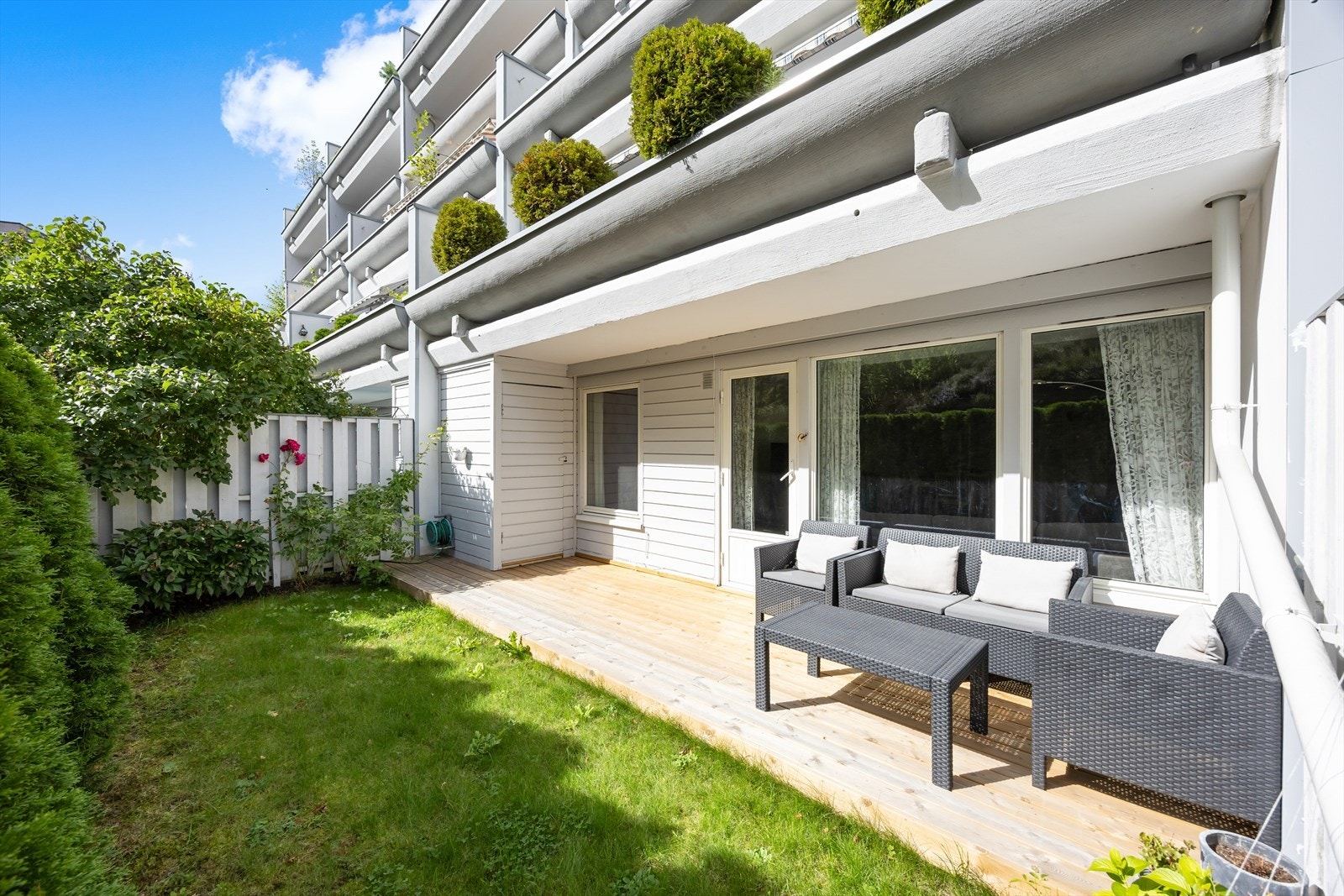 Herlig, sydvendt markterrasse på ca. 12m² med gode solforhold. Galleribilde