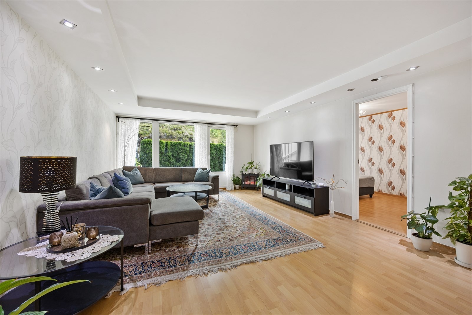 Lys og romslig stue med god plass til både spisebord og sofagruppe. Direkte utgang fra stuen til den herlige, sydvendte terrassen. Galleribilde