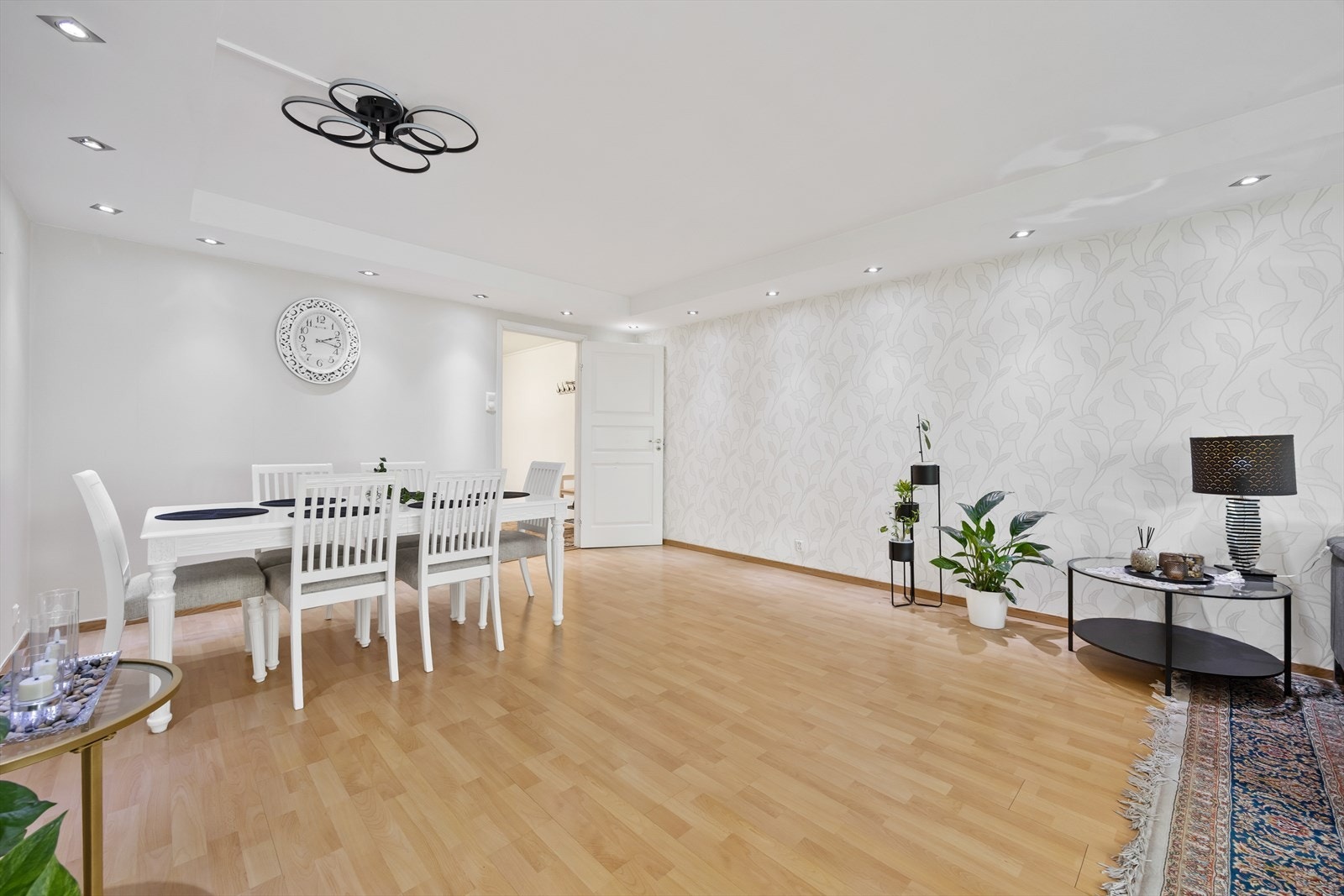 Den åpne løsningen gir en sosial og luftig atmosfære i stuen. Galleribilde