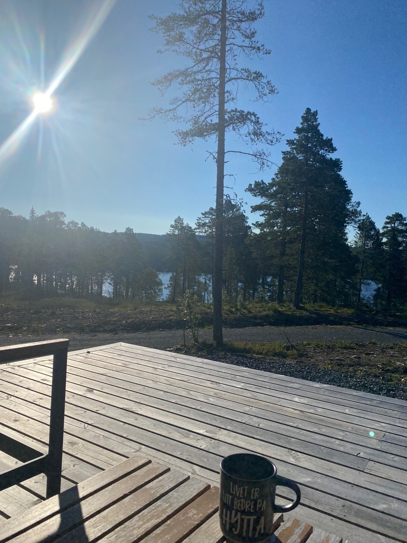 Start sommermorgenen med en dukkert før frokost, eller ta med deg fiskestang og test fiskelykken. Det er fine områder nede ved vannet hvor man kan nyte fine dager, med både en liten strand, benker og en liten brygge. Galleribilde