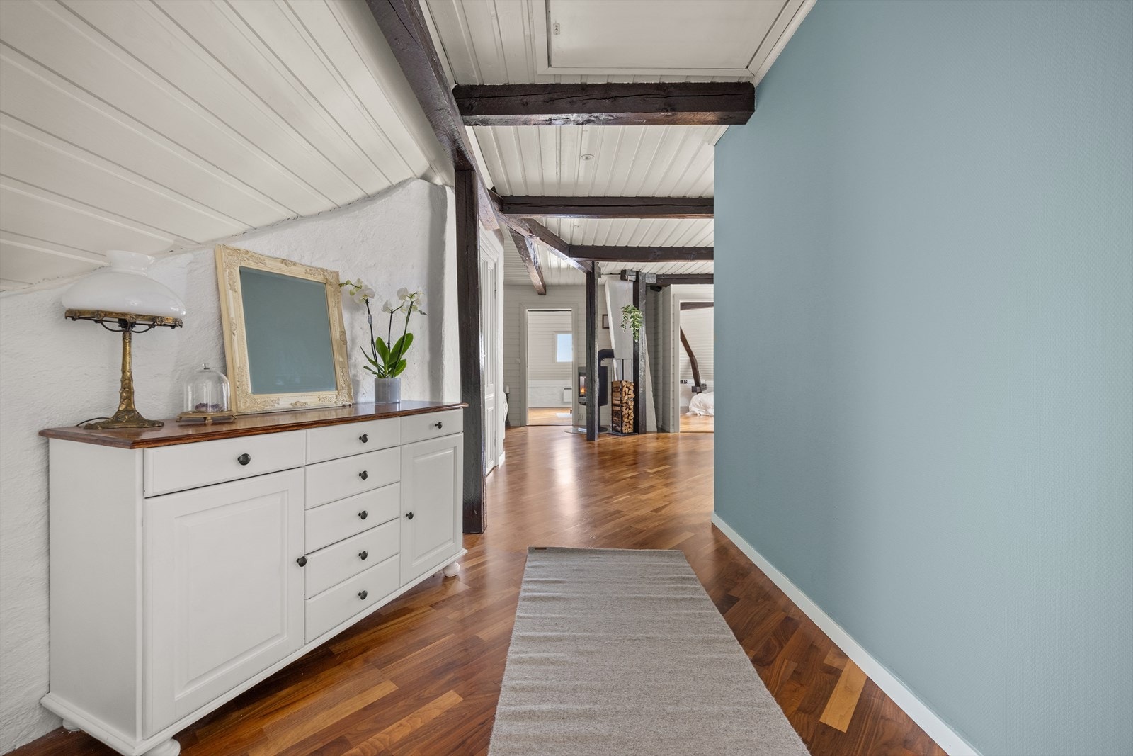 Leiligheten har stort lagringsloft over leiligheten - samt ble det i forbindelse med skifte av tak gjort klart mulighet for å løfte himlingen om man ønsker det Galleribilde