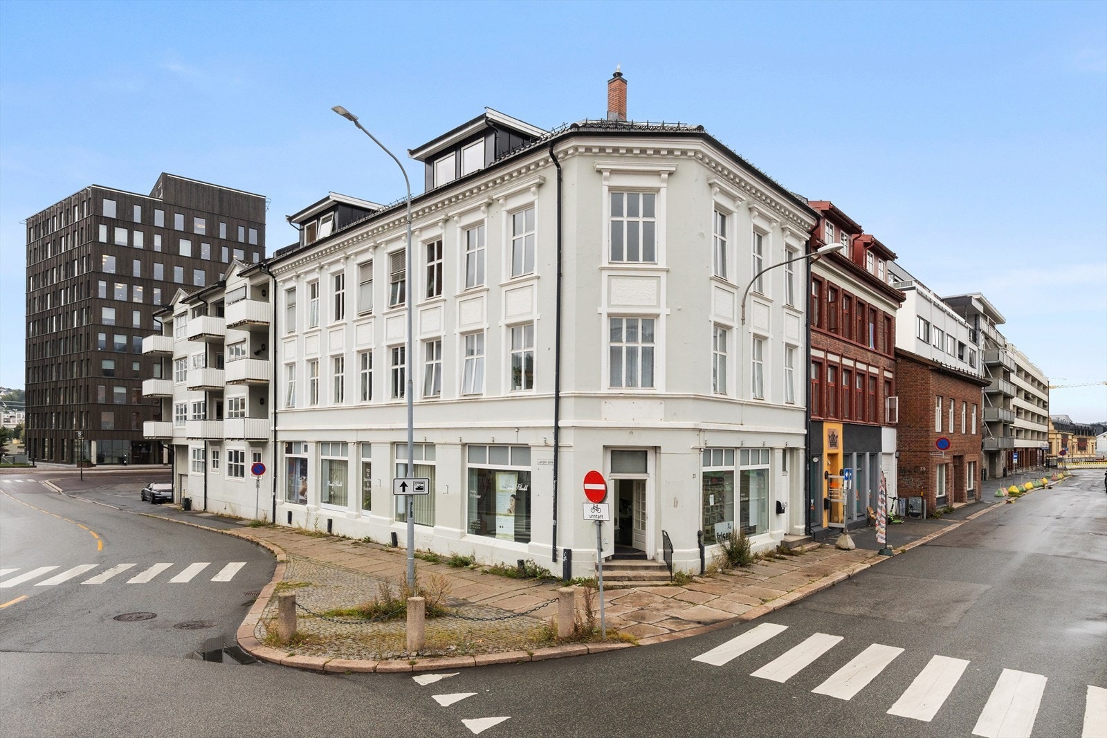 Denne leiligheten ligger i den eldre delen, i et ærverdig og flott bygg på Strømsø. Bygget fikk blant annet nylig nytt tak. Galleribilde