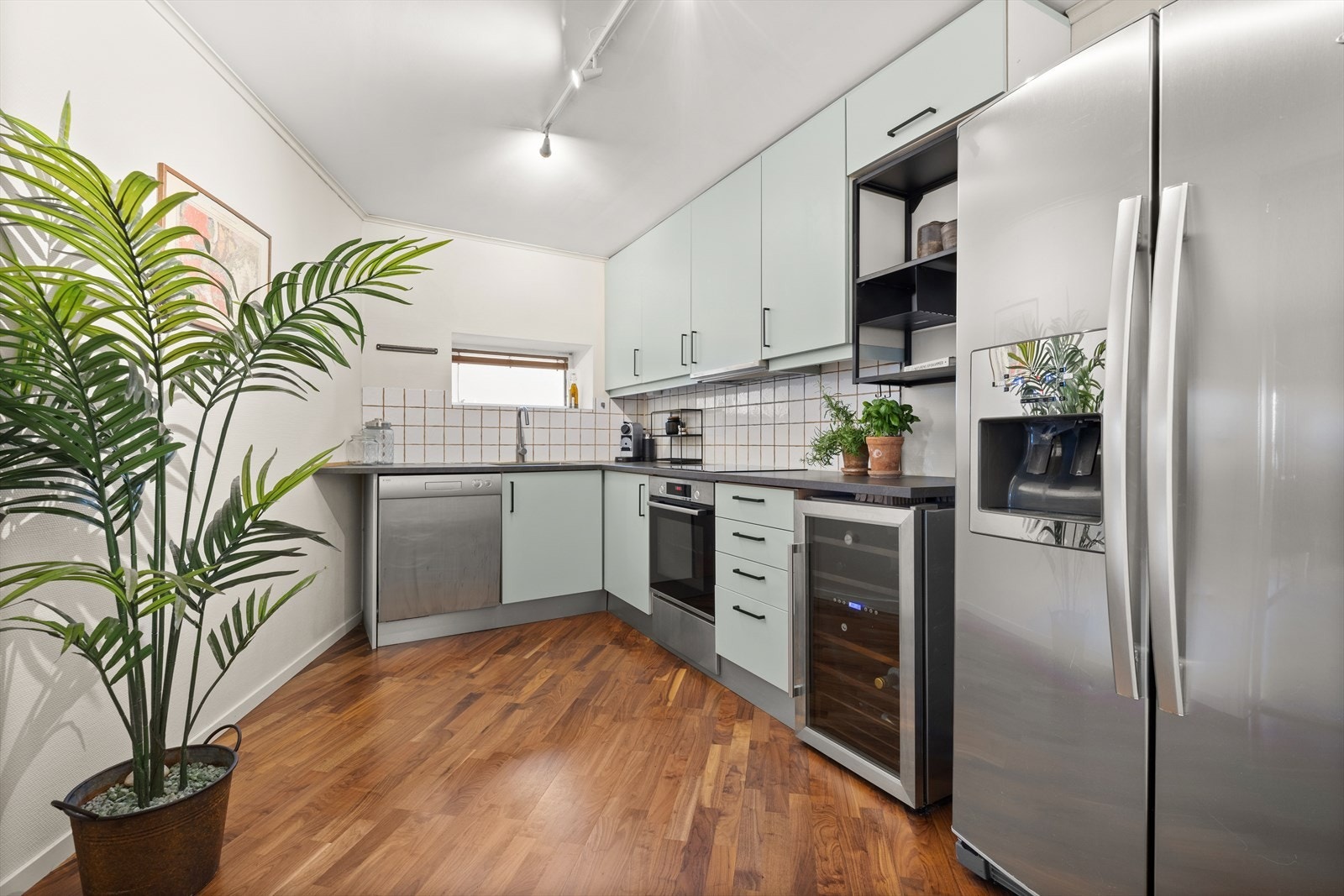 Leiligheten har et separat og innholdsrikt kjøkken Galleribilde