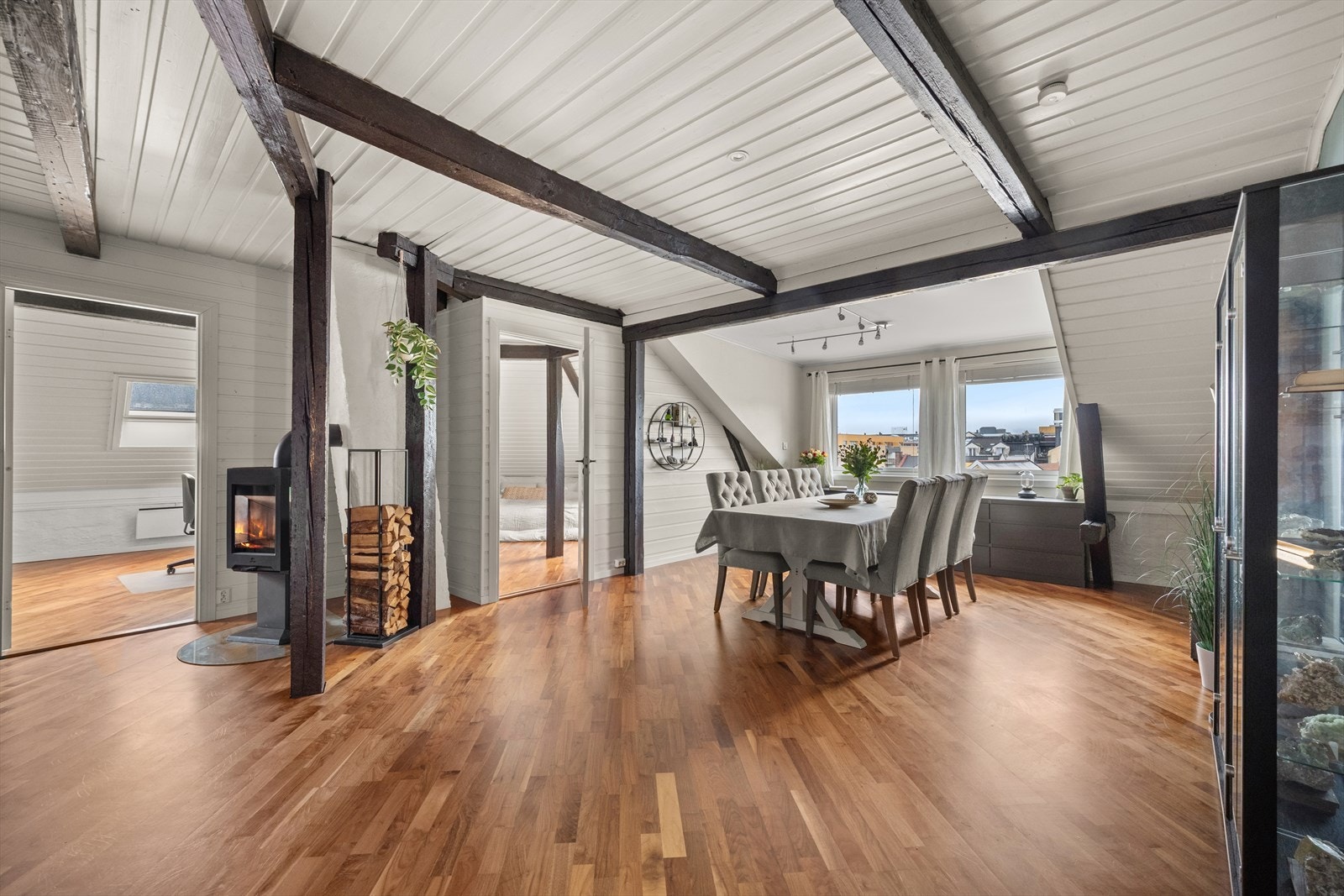 Spisestuen er meget romslig med god plass for langbord og tilhørende vitrinemøblement Galleribilde