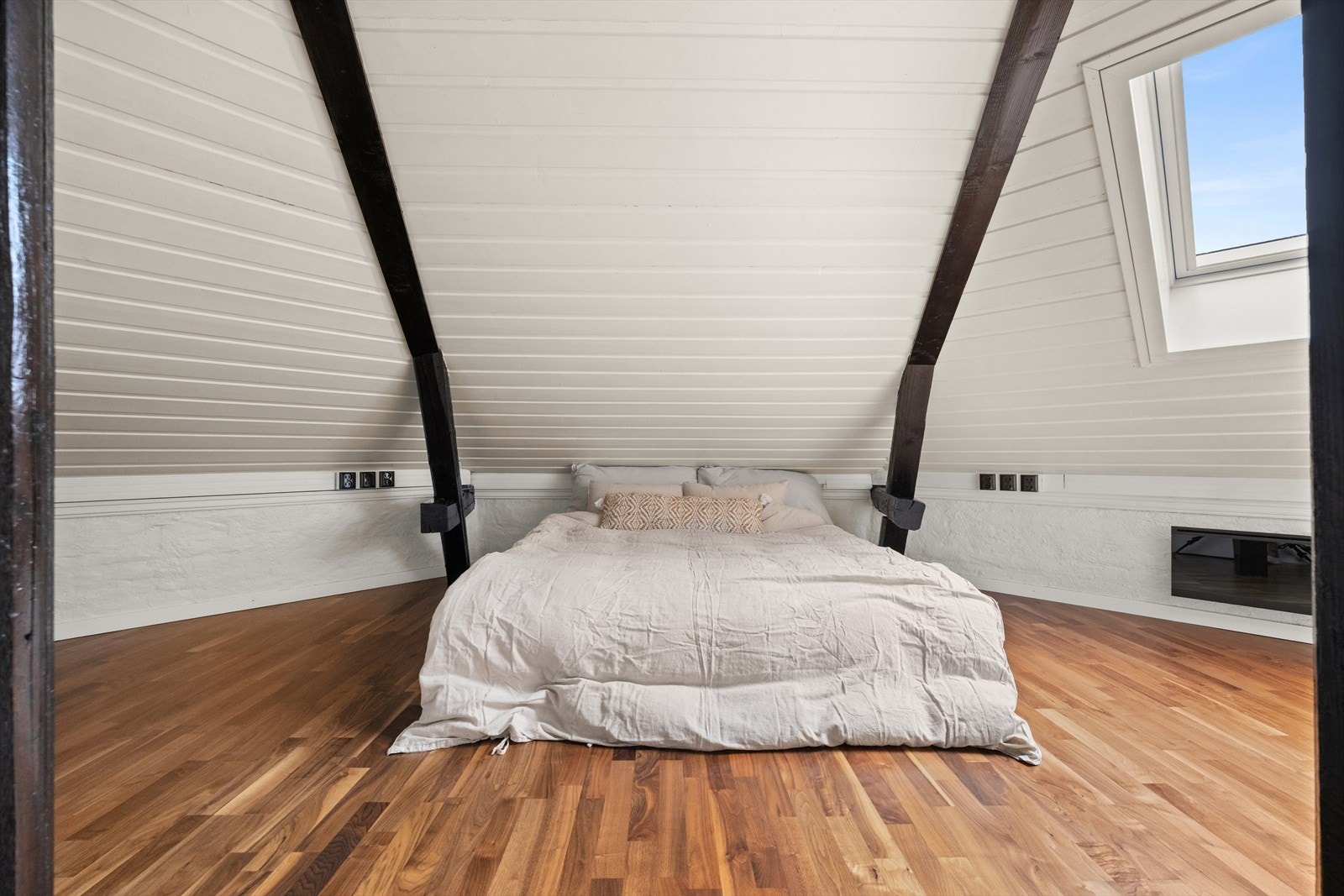 God plass for dobbeltseng med tilhørende nattbord Galleribilde