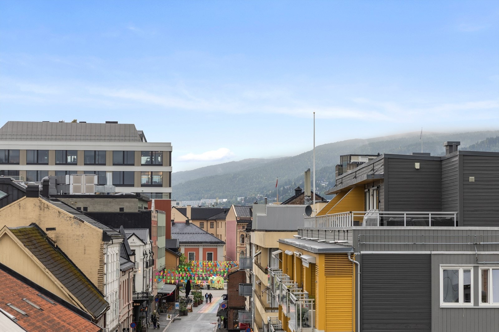 På kveldstid gir sola et nydelig lys inn i leiligheten Galleribilde