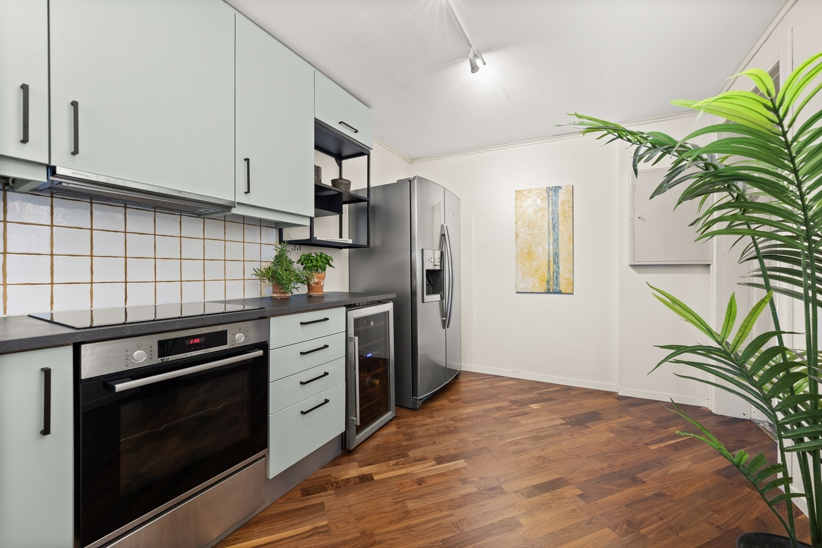 Kjøkkenet fikk ny benkeplate i 2020, samt er frontene malt og nye håndtak montert Galleribilde