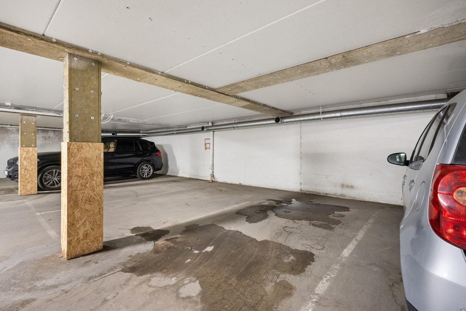 Det medfølger en garasjeplass. Garasjen er oppgradert med nye søyler og injisert betong i senere år. Galleribilde