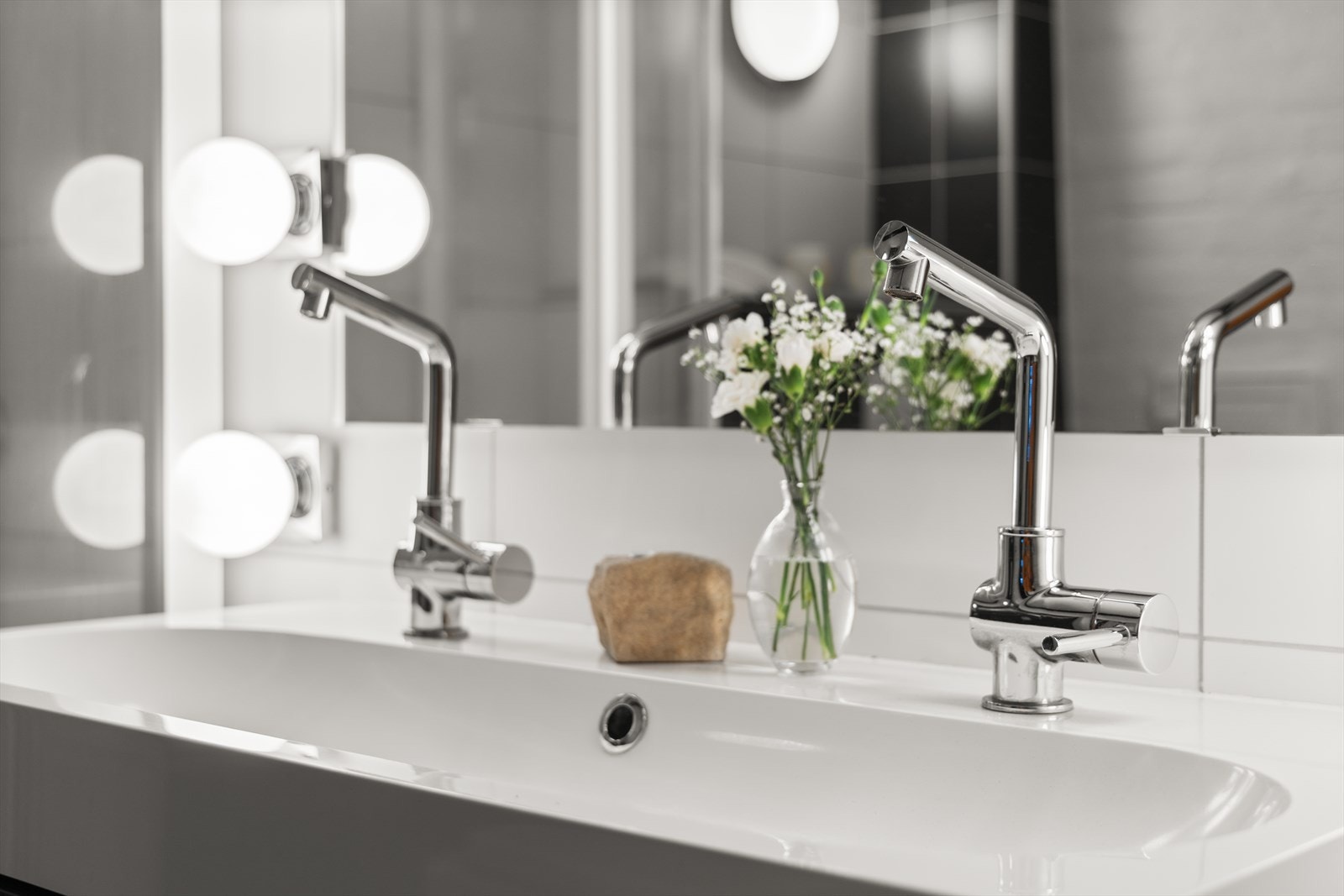 Badet har fin innredning med to servanter Galleribilde