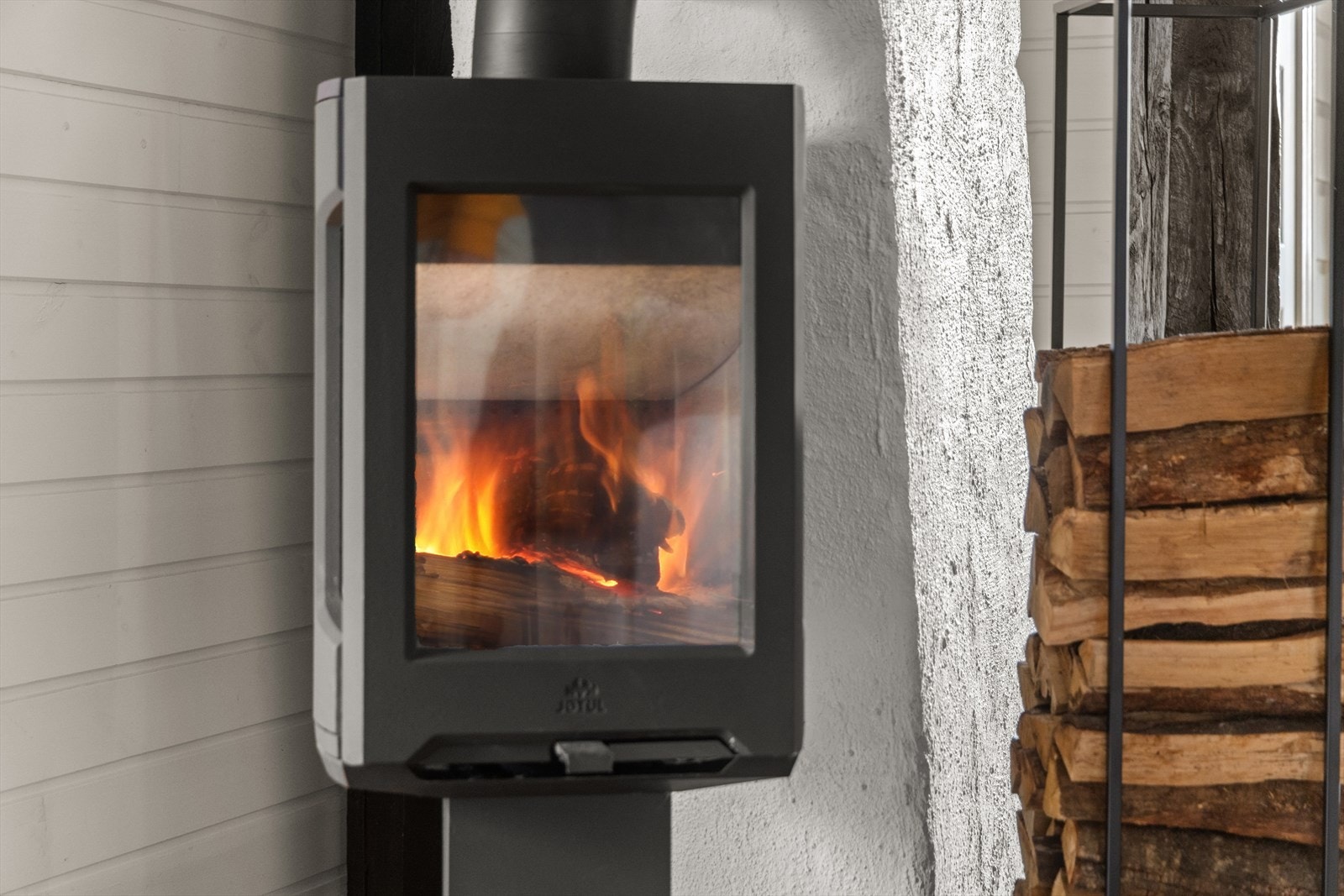 Leiligheten har også peis, noe som gir en lun stemning og god varme. Pipeløpet ble oppgradert med stålrør i pipene i 2022. Galleribilde