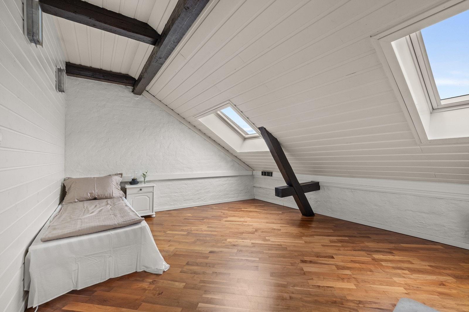 Det er montert blendingsgardiner til Veluxvinduene Galleribilde