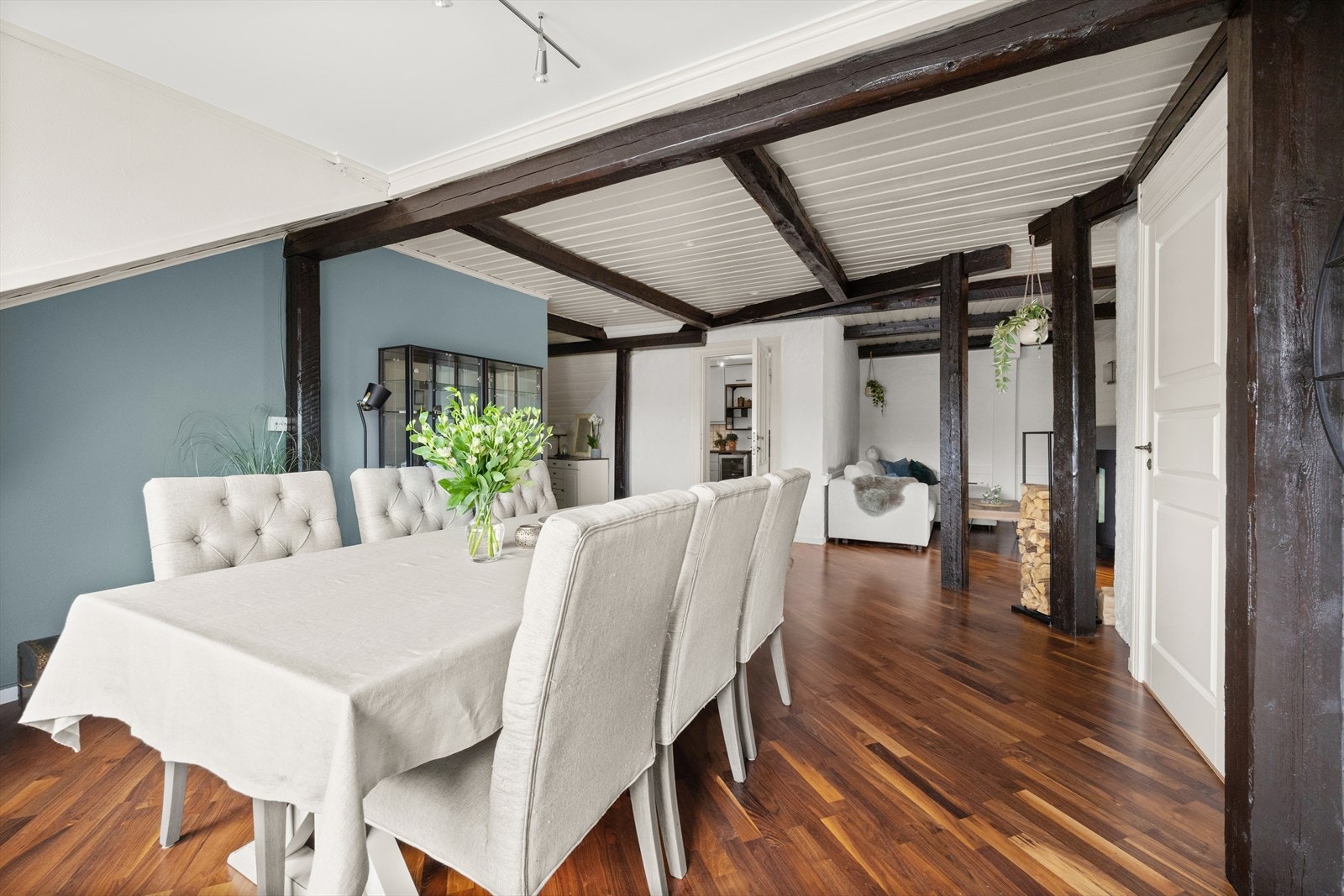 Fra hall kommer man inn til en romslig stue med naturlig inndeling i spisestuedel og sofadel Galleribilde