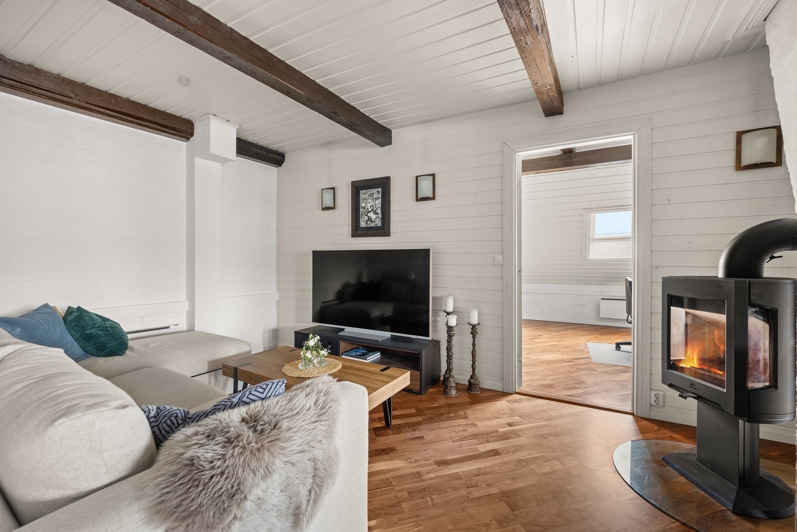 Sofadelen er lun og koselig med naturlig plassering for sofa og tilhørende tv-møblement Galleribilde