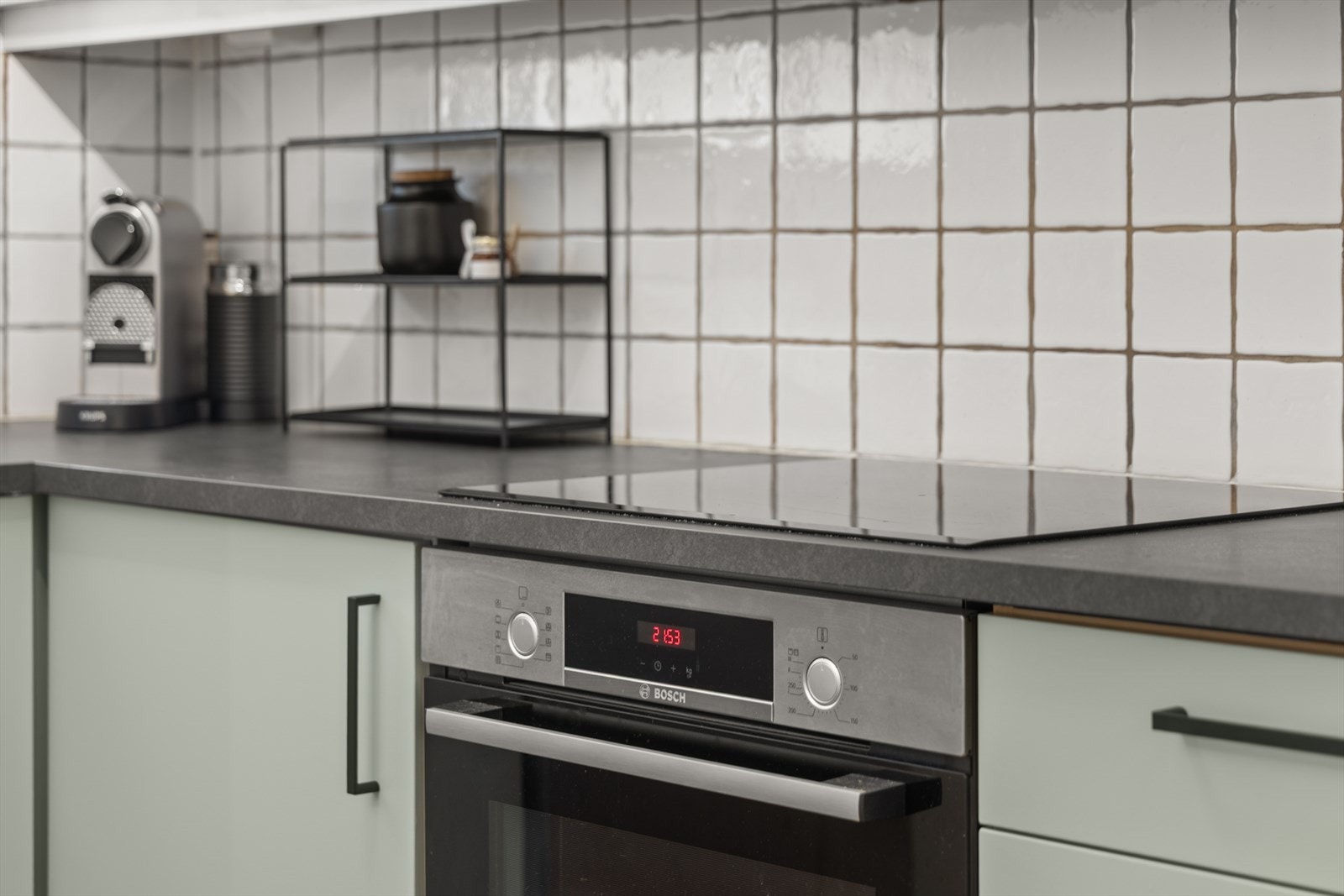 Med salget følger stekeovn, koketopp, side-by-side kjøleskap/frys, oppvaskmaskin og vinskap Galleribilde