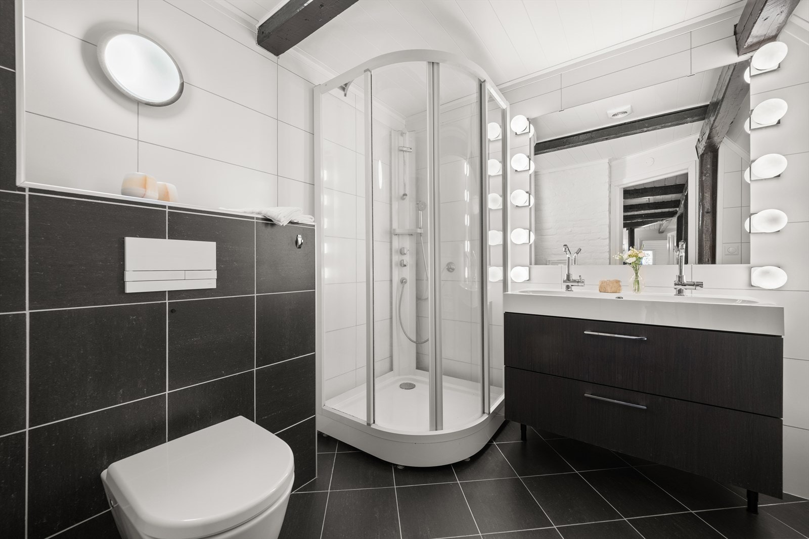 Leiligheten har et fint flislagt bad fra 2013 med varmekabler i gulv (ny styringsenhet for varmekabel august 2025) Galleribilde