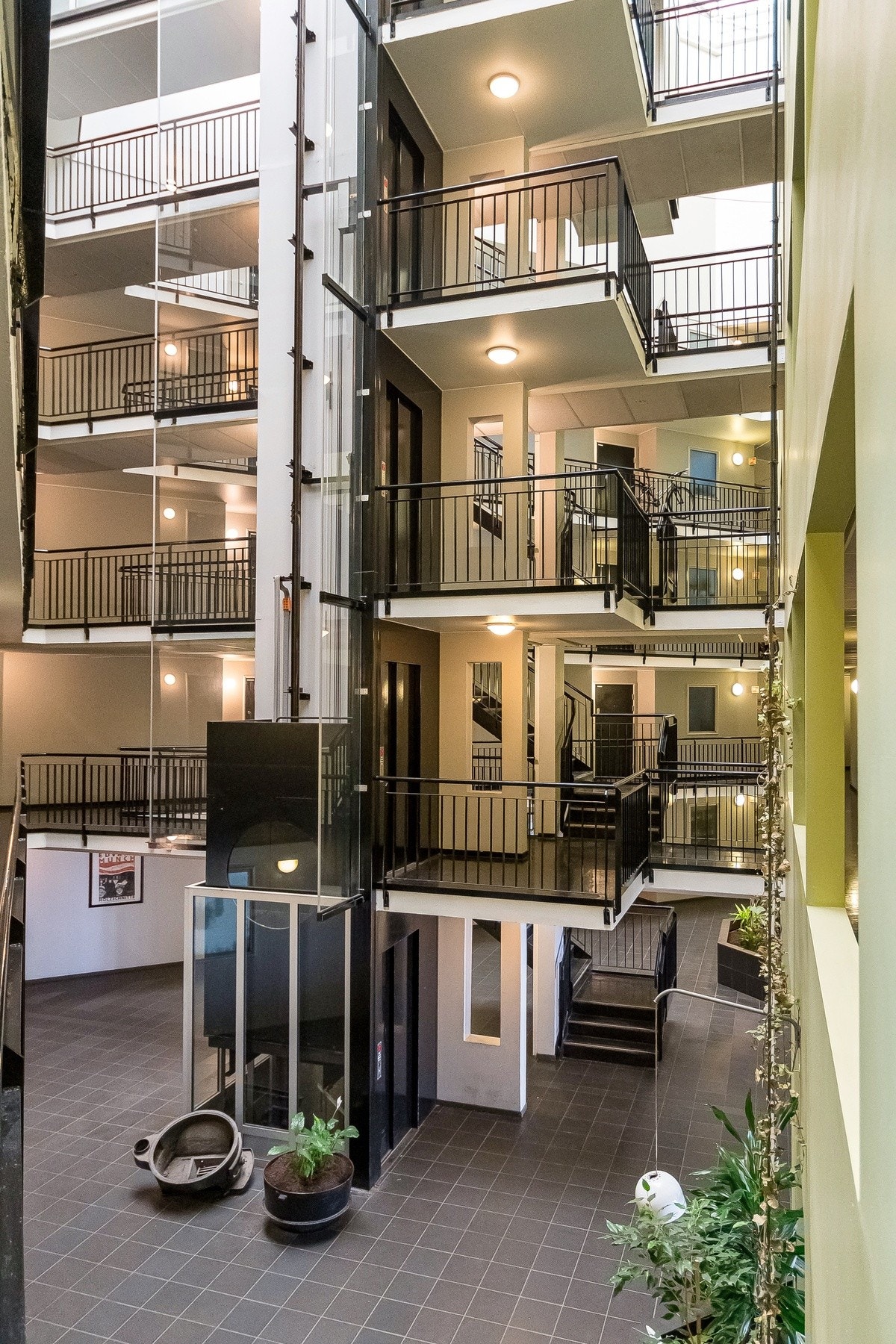 Arkitektonisk og spennende atrium. Galleribilde